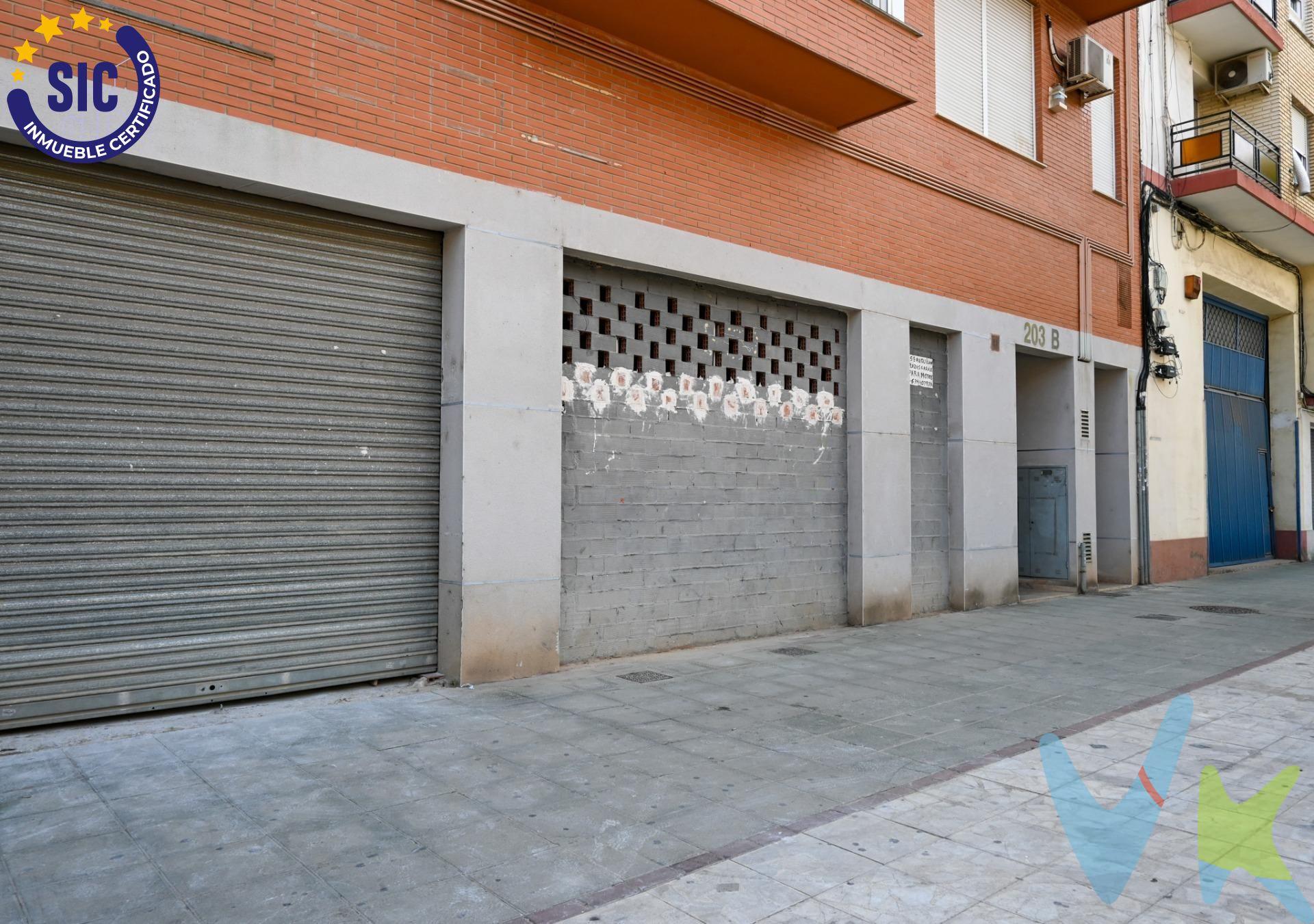 ¡Gran oportunidad de inversión en Xirivella! Local comercial en venta con acceso a dos calles. Se vende amplio local comercial en Xirivella con una ubicación inmejorable: entradas por la Avenida Camí Nou y la Calle Arte Mayor de la Seda. Superficie útil total: 1.614 m². Distribución diáfana, ideal para adaptar a cualquier tipo de negocio. 5 puertas con persianas de acceso que permiten una excelente entrada de luz natural, visibilidad comercial y facilidad logística. 4 baños ya habilitados con ducha y con termo eléctrico en cada uno de ellos. Accesos desde ambas calles, 2 entradas por Avda Camí Nou y 3 entradas por Calle Arte Mayor de la Seda. Este local es perfecto tanto para grandes superficies, supermercados, centros médicos, concesionarios, gimnasios, clínicas, talleres, centros logísticos, bazares, franquicias, o cualquier actividad que requiera gran espacio y visibilidad. Además, al estar ubicado en una zona consolidada con alto tránsito peatonal y rodado, ofrece una gran proyección comercial. No pierdas la oportunidad de establecer tu negocio en una de las mejores ubicaciones de Xirivella. Ven a visitarlo!!!!. Para más información o concertar una visita, no dudes en contactar. ---. La descripción del presente inmueble e imágenes tienen mero carácter informativo y en ningún caso carácter contractual, pudiendo ser modificados por la inmobiliaria comercializadora sin que ello implique responsabilidad alguna frente a terceros. En el precio de venta a público, esta propiedad NO incluye los gastos de adquisición (Notario, registro, gestión, honorarios, etc…).