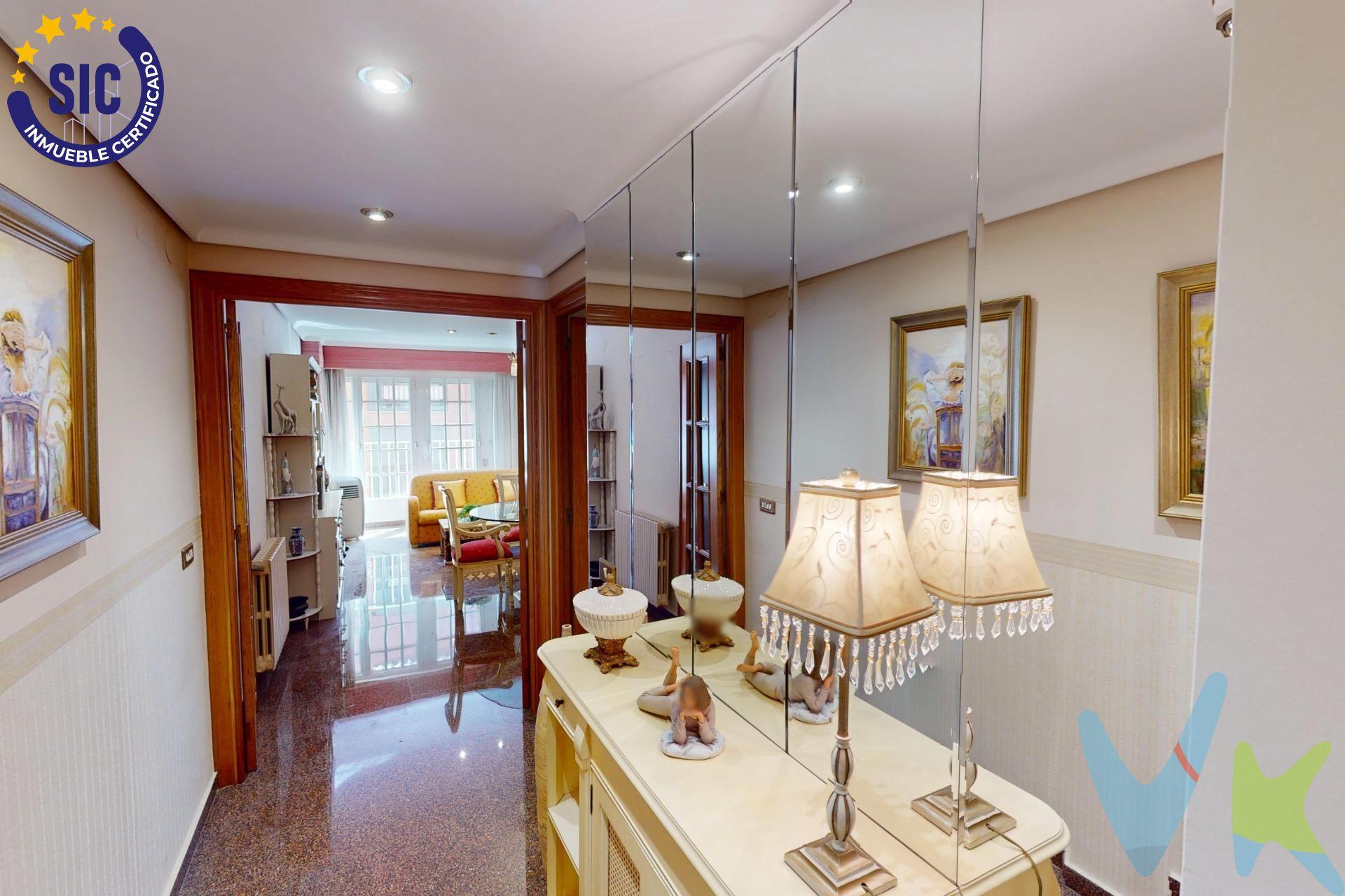 Te presentamos una luminosa vivienda ubicada en el corazón de la ciudad, a tan solo 100 metros de la emblemática Puerta del Sol. Este elegante piso cuenta con un total de 121 metros cuadrados construidos, distribuidos eficientemente: un acogedor hall que da acceso a un amplio salón-comedor adornado por ventanales que ofrecen abundante luz natural. La cocina es funcional e incluye galería hacia el patio interior. Dispone también de tres habitaciones dobles completamente equipadas con armarios empotrados y otra habitación simple ideal como despacho o cuarto infantil. Un baño completo que da servicio a dos habitaciones y otro baño completo para otra habitación complementan esta oferta excepcional. Esta propiedad se ofrece amueblada e incluye electrodomésticos listos para usar desde el primer día, lo cual representa una excelente oportunidad si buscas mudarte sin complicaciones adicionales; además disfrutarás del espacio extra proporcionado por un práctico trastero así como la conveniencia añadida de tener plaza privada en garaje dentro del edificio. Por todo esto , congratúlate contigo mismo/a porque esta puede ser tu nueva casa! . ¡No pierdas tiempo!, simplemente trae tus maletas. Este inmueble es en exclusiva, con lo que le facilitamos cualquier información sobre la vivienda. Por este motivo, solicitamos no molesten al propietario, ocupantes de la propiedad o vecinos de la comunidad. En todos los casos los precios expuestos son más impuestos y gastos derivados de la transmisión del inmueble.