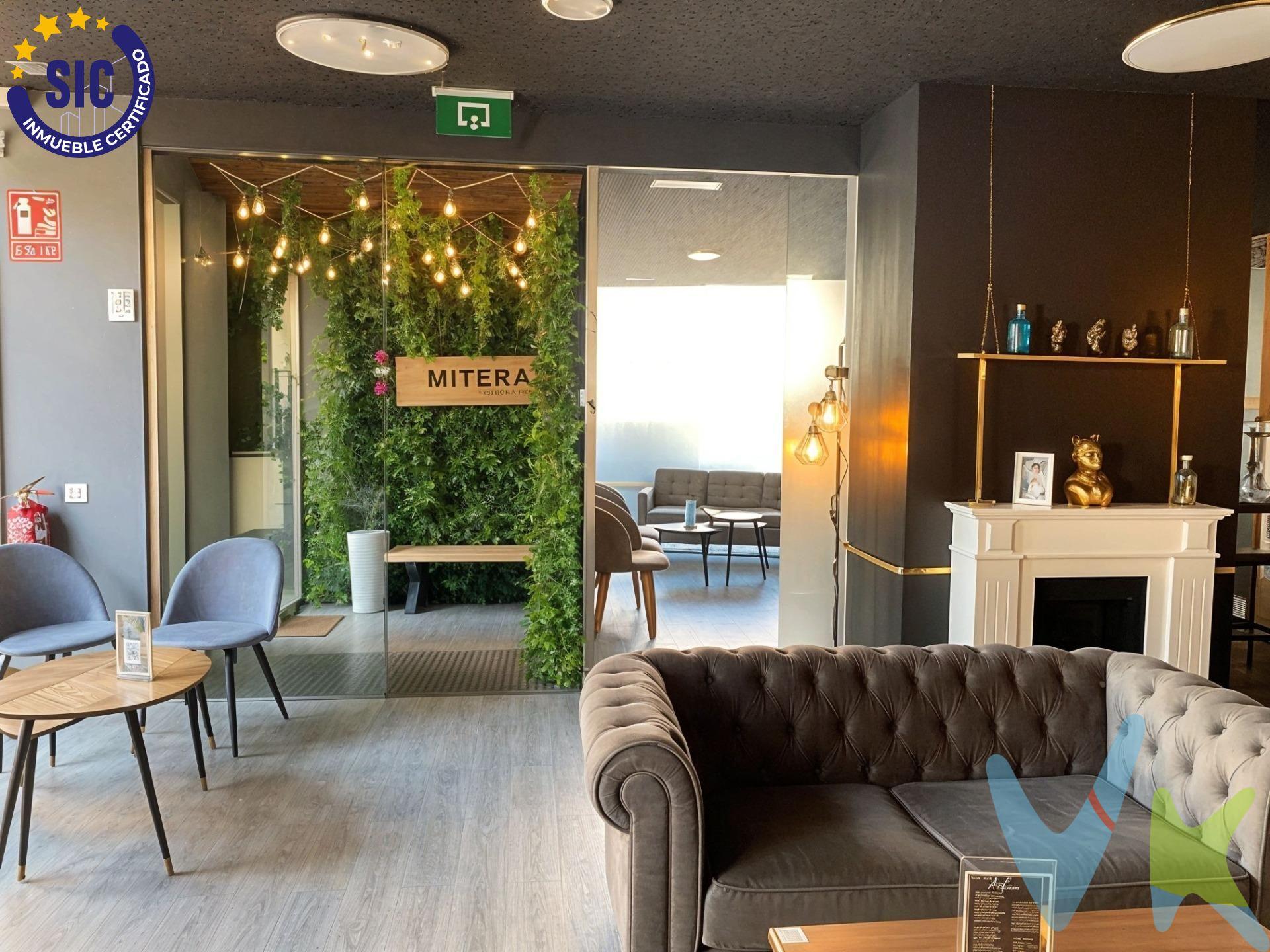 ¡Gran oportunidad para emprendedores del sector del ocio y la hostelería!. REMAX URBE II ofrece en traspaso un exclusivo local con licencia de bar-cafetería, ubicado en pleno Passeig de Carcaixent, la zona con mayor ambiente nocturno y afluencia de público del municipio. El local, con una superficie de 143 m², se encuentra totalmente reformado, con un diseño moderno y acogedor, listo para iniciar actividad sin necesidad de grandes inversiones. Características destacadas:. - Local insonorizado, cumpliendo toda la normativa vigente. - Zona de barra totalmente equipada y funcional. - Espacio privado ideal para reservas, eventos o celebraciones exclusivas. - Incluye parte del mobiliario y equipamiento básico de la zona de cocina: fregadero, neveras, mesa de trabajo, etc. Excelente estado de conservación, con acabados de calidad y una distribución práctica. CERTIFICADO DE EFICIENCIA ENERGÉTICA B. . Gracias a su ubicación estratégica, su ambiente moderno y su versatilidad, este local ofrece gran potencial para diversos conceptos de negocio: bar de copas, cafetería, local de ocio o espacio de eventos. Renta mensual: 1.000 €. Precio de traspaso: 25.000 €. Si buscas un local listo para empezar, en la mejor zona de Carcaixent y con todo el potencial para crear tu propio proyecto, ¡no dejes pasar esta oportunidad!. Contáctanos y agenda tu visita. La descripción e imágenes del inmueble son meramente informativas y no tienen carácter contractual. Pueden ser modificadas por la inmobiliaria sin responsabilidad frente a terceros. El precio no incluye los gastos de adquisición (notaría, registro, gestión, honorarios, etc.)
