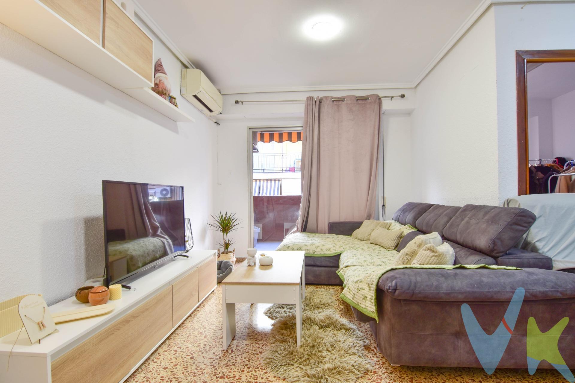 Descubre este fantástico piso situado en una de las mejores zonas de Paiporta, un pueblo con todos los servicios y excelentemente comunicado gracias a sus conexiones de metro y autobús. La vivienda se encuentra a pocos minutos a pie de la parada de metro, lo que lo convierte en una opción ideal tanto para familias como para quienes buscan comodidad y rapidez en sus desplazamientos diarios. El piso destaca por su amplitud y distribución práctica, actualmente tiene 3 dormitorios pero, ofrece la posibilidad de hacer 4 habitaciones perfectas para adaptarlas como dormitorios, despacho, sala de juegos o lo que necesites. Sus estancias luminosas y su ubicación cercana a comercios, colegios, zonas verdes y todo tipo de servicios hacen de esta vivienda una opción única. Si estás buscando un hogar espacioso, bien ubicado y listo para personalizar a tu gusto, ¡esta es tu oportunidad en Paiporta!. *Nota: Agencia Registrada con el Nº 1018 en el Registro Obligatorio de Agentes Inmobiliarios de la Comunitat Valenciana. Puede consultar en la web de la GVA. La oferta está sujeta a cambios de precio o retirada del mercado sin previo aviso. En el precio de venta no están incluidos el impuesto del ITP, gastos de Notaría, los honorarios de agencia y los gastos de financiación, si la hubiese. Este anuncio no es vinculante, puede contener errores, se muestra a titulo informativo y no contractual*. *Por mandato expreso del propietario, comercializamos este inmueble en exclusiva, lo que le garantiza el acceso a toda la información, a un servicio de calidad, un trato fácil, sencillo y sin interferencias de terceros. Por este motivo, se ruega no molestar al propietario, a los ocupantes de la propiedad o a los vecinos. Muchas gracias por su comprensión. Si usted es agente inmobiliario y tiene un cliente para este inmueble, llámenos: estaremos encantados de colaborar. *. *Nuestro departamento financiero puede conseguir tu financiación. ¡ Consúltanos! *.