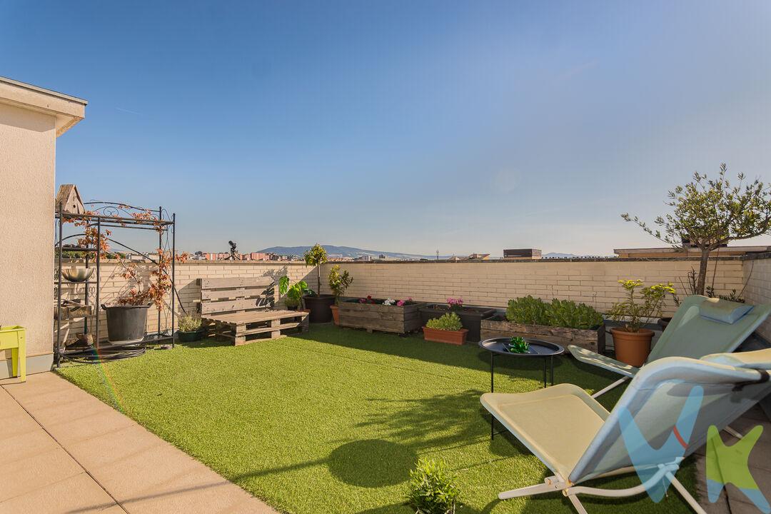 Tu hogar soñado. Espectacular terraza de mas de 50 metros, con posibilidad de cerrar mediante acristalamiento, homolagado. Para disfrutar del la vida en el exterior. Tenemos dos zonas diferenciadas podrás elegir en cada momento de disfrutar al sol o del frescor de la sombra. Zona de barbacoa para comer, zona chilout, espacio de juegos para niños, un jardín y huerto urbano... Agradbles momentos de relax, comidas y cenas con familiares y amigos. 
Bonita vivienda con mucho encanto, alegre y confortable, para disfrutar desde el primer día. Destaca por su extraordinaria luminosidad, gracias a la entrada de luz natural y sol durante todo el día, creando espacios cálidos, acogedores y llenos de vida. 
Práctica y equilibrada. Zona de día: salón-comedor con gran ventanal, comunicado con la cocina con salida a balcón. Zona de noche: dos habitaciones con armarios empotrados y dos baños, uno en el dormitorio principal.  Una vivienda cómoda, funcional y muy bien organizada. 
Jardín cerrado de uso exclusivo residentes. Plaza de garaje y trastero en el mismo edificio para tu total comodidad.
Situado en Buztintxuri, junto a Rochapea. Si eres de Rochapea y buscas un ático, este es tu sito, ya que en un futuro próximo ambas zonas estarán unidas. Parques y zonas verdes cercanas: Parque de los Aromas y Paseo Fluvial del Arga a un paso. Muy bien comunicada con el centro de la ciudad. Podrás ir paseando o  en transporte urbano, en un momento. Servicios, ocio, supermercados, centro de salud, todo un paso. 
NO TE LA DEJES ESCAPAR!! LLAMANOS !!!
Datos meramente informativos, sin valor contractual. Gastos e impuestos no incluidos. A título orientativo, en segundas transmisiones, el comprador abonará:  Impuesto sobre Transmisiones Patrimoniales (ITP) - tipo general:   6 % (Navarra).  Base imponible: el mayor valor entre el precio declarado y el valor de referencia catastral vigente a fecha de devengo. Gastos de notaría y registro aproximadamente 2 %. Si se necesita hipoteca: Tasación, condiciones y costes bancarios según entidad elegida por el comprador; así como gastos de gestoría y cualesquiera otros inherentes a la compraventa. No se cobran honorarios al comprador.
 
 