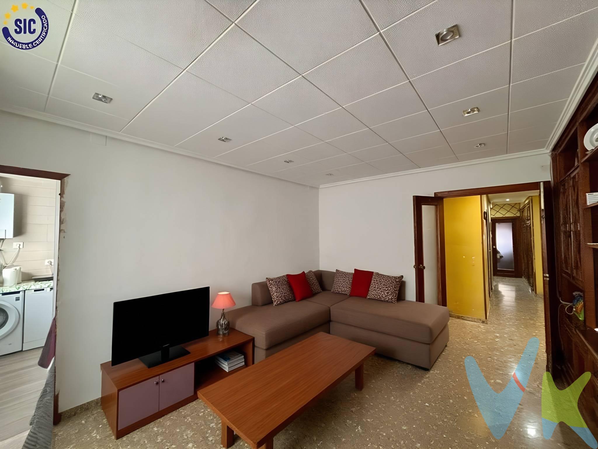 Racasa Marva te presenta en EXCLUSIVA este magnifico y  amplio piso con gran potencial en excelente ubicación. Este  espacioso inmueble de 102 m² es una oportunidad única tanto para familias que buscan un hogar cómodo como para inversores que desean una propiedad con alta rentabilidad. Su distribución ofrece cuatro habitaciones iluminadas, un amplio salón-comedor y un baño completo totalmente reformado con plato de ducha de 1,20 m y ventana oscilobatiente de cristal Climalit. La vivienda ha sido parcialmente renovada, con instalación eléctrica y fontanería nuevas ,que es un gran ahorro  a la hora de las mejoras. La cocina también ha sido modernizada con suelo y paredes renovadas, además de una ventana Climalit que mejora la luminosidad y la eficiencia térmica. Solo queda amueblarla a tu gusto para completarla. Con doble orientación norte-sur, este piso garantiza una excelente ventilación y luz natural en todas sus estancias. La habitación principal dispone de un balcón privado, un plus que añade comodidad y espacio exterior. Ubicado en la tercera planta de un edificio con ascensor instalado recientemente (7 años de antigüedad), se encuentra en una zona repleta de servicios esenciales: supermercados, colegios, ambulatorios, gasolineras y una variada oferta comercial. Su excelente conexión con transporte público (autobuses, tranvía y taxis) permite llegar al centro de la ciudad en apenas 10 -15 minutos. Una opción ideal tanto para entrar a vivir como para invertir. Gracias a su tamaño y ubicación, esta vivienda ofrece múltiples posibilidades de reforma para aumentar su valor y rentabilidad en el mercado de alquiler. Si buscas un inmueble con grandes posibilidades y una ubicación estratégica, ¡no dejes pasar esta oportunidad! Contáctanos para visitarlo. La oferta está sujeta a cambios de precio o retirada del mercado sin previo aviso. Este anuncio en su conjunto, incluyendo textos, fotos, imágenes o cualquier otro contenido del mismo, no es vinculante dado que la información es ofrecida por terceros y puede contener errores. Se muestra a título informativo y no contractual. Número de Registro de Agentes de Intermediación Inmobiliaria de la Comunidad Valenciana: RAICV-3991. El precio no incluye lo siguiente: honorarios de la agencia inmobiliaria, impuestos (IVA, ITP) y otros gastos de la Compraventa (notaria, gestoría y registro). Por mandato expreso del propietario, comercializamos este inmueble en exclusiva, lo que le garantiza el acceso a toda la información, a un servicio de calidad, un trato fácil, sencillo y sin interferencias de terceros. Por este motivo, se ruega no molestar al propietario, a los ocupantes de la propiedad o a los vecinos. Muchas gracias por tu comprensión. Si eres agente inmobiliario y tienes un cliente para este inmueble, llámanos: estaremos encantados de colaborar,. . 