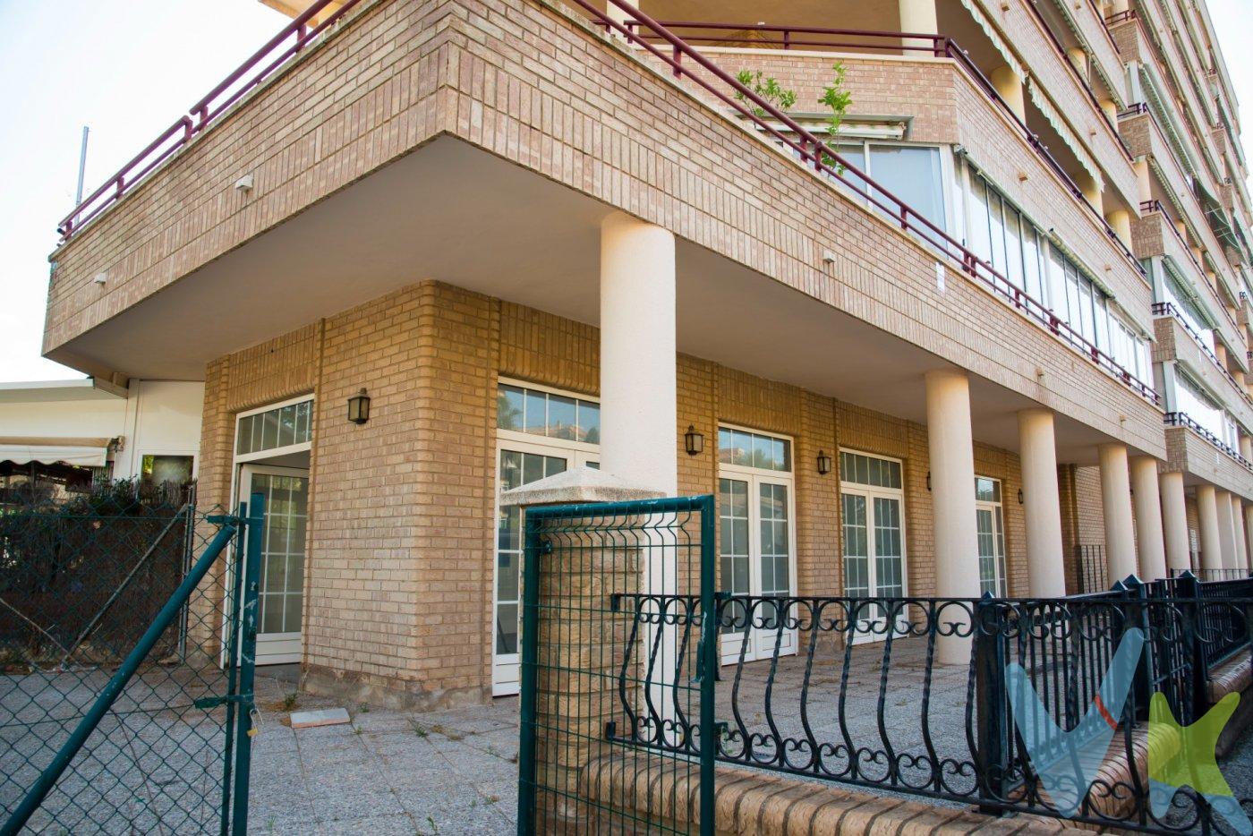 ¡Atención emprendedores y empresarios!. Les presentamos un excepcional local comercial disponible para la venta y en alquiler, ubicado en una privilegiada área de Benicasim. Este amplio espacio cuenta con 82 m2 interiores, complementados por una impresionante terraza cubierta de 57 m2 y dos terrazas descubiertas que ofrecen más de 750 m2 adicionales al aire libre. Además, el inmueble incluye una exclusiva zona destinada a aparcamiento habilitada para hasta 12 vehículos gracias a su vado autorizado. Para facilitar aún más sus operaciones comerciales, se dispone también de un trastero adicional ideal como almacén o espacio extra necesario. Con estas características únicas combinadas junto a su estratégica ubicación cercana al mar —que atrae tanto turistas como locales durante todo el año— este local representa una oportunidad inigualable dentro del mercado actual. Ya sea si desea iniciar un nuevo negocio desde cero o expandir uno existente, esta propiedad le proporciona todas las herramientas necesarias para lograr el éxito deseado entre los visitantes frecuentes que buscan disfrutar lo mejor que ofrece este atractivo destino turístico. Cabe destacar que esta oferta es completamente exclusiva; por ello solicitamos no molestar ni al propietario ni a los ocupantes actuales del lugar mientras gestionan visitas e información sobre la misma. En todos los casos los precios expuestos son más impuestos y gastos derivados de la transmisión del inmueble. 