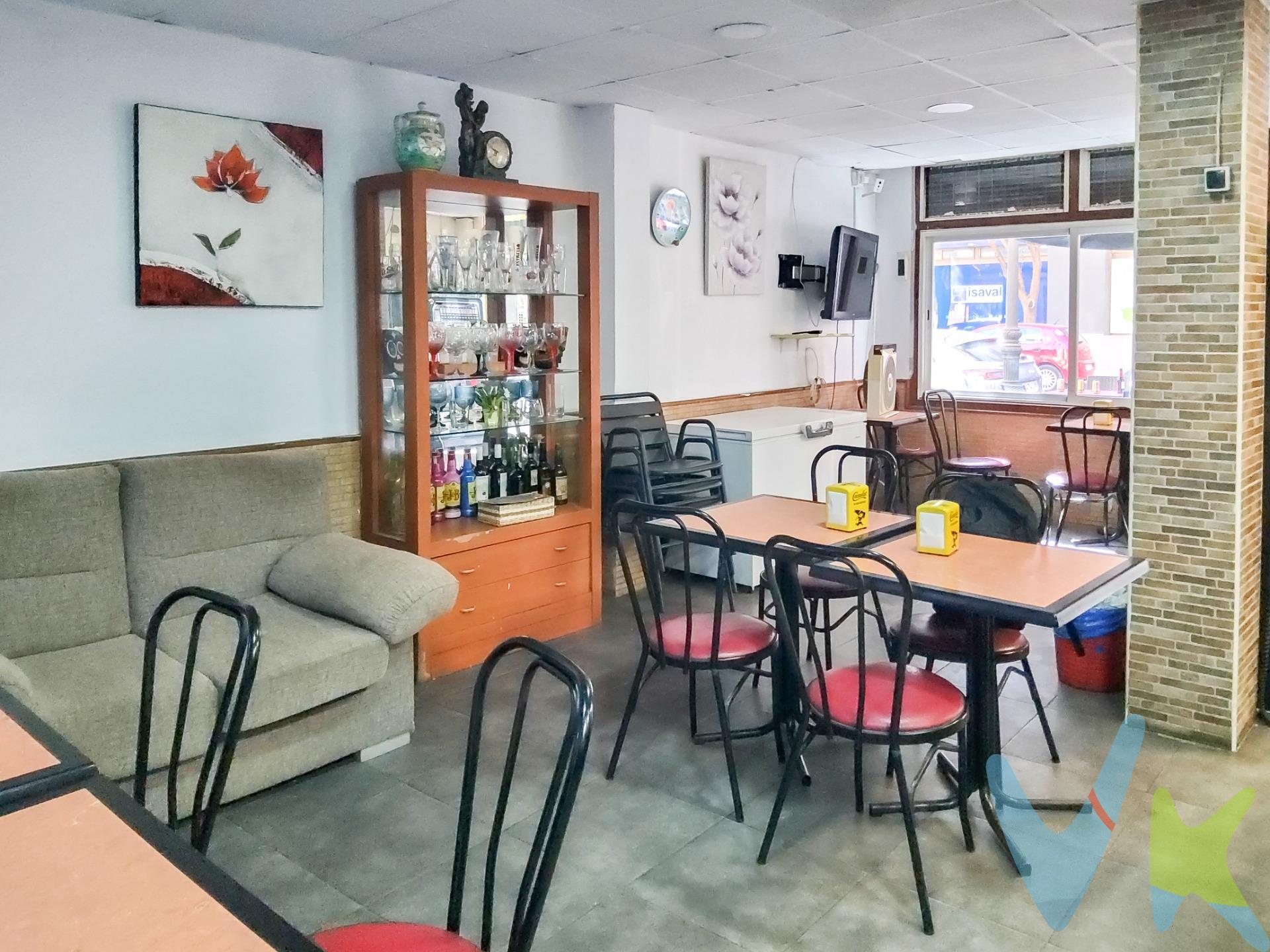Bar acogedor en traspaso en el barrio de San Marcelino, Valencia, en la calle Arzobispo Olachea, con capacidad para 17 personas. Al entrar, te recibe un ambiente cálido y familiar, con una disposición que aprovecha cada espacio de manera eficiente. Las paredes están decoradas con elementos modernos pero con un toque tradicional, utilizando cerámicas locales y detalles en madera clara. El bar cuenta con una amplia ventana que da vista a la calle y la terraza con vista a calle San Vicente Mártir, permitiendo que la luz natural bañe el interior durante el día y que los transeúntes puedan ver la vida dentro del local. Las mesas, cuidadosamente dispuestas, incluyen algunas junto a la ventana para quienes disfrutan de una vista al exterior mientras toman algo. Las demás mesas y sillas están distribuidas de forma que se respete el espacio de cada cliente, asegurando una experiencia cómoda y relajada. La barra, un poco más elevada, se sitúa al fondo del local, donde los camareros preparan bebidas con rapidez y habilidad. Las luces cálidas sobre la barra crean un ambiente íntimo por la noche. El menú está enfocado en tapas locales y bebidas típicas de la región, ofreciendo una combinación perfecta de lo tradicional y lo moderno. Este pequeño bar es ideal para encuentros tranquilos entre amigos o para aquellos que buscan un rincón discreto en Valencia, en una zona de ambiente relajado, pero con el carácter vibrante del barrio de San Marcelino. La descripción del presente inmueble e imágenes tienen mero carácter informativo y en ningún caso carácter contractual, pudiendo ser modificados por la inmobiliaria comercializadora sin que ello implique responsabilidad alguna frente a terceros. En el precio de venta a público, esta propiedad NO incluye los gastos de adquisición (Notario, registro, gestión, honorarios, etc…).