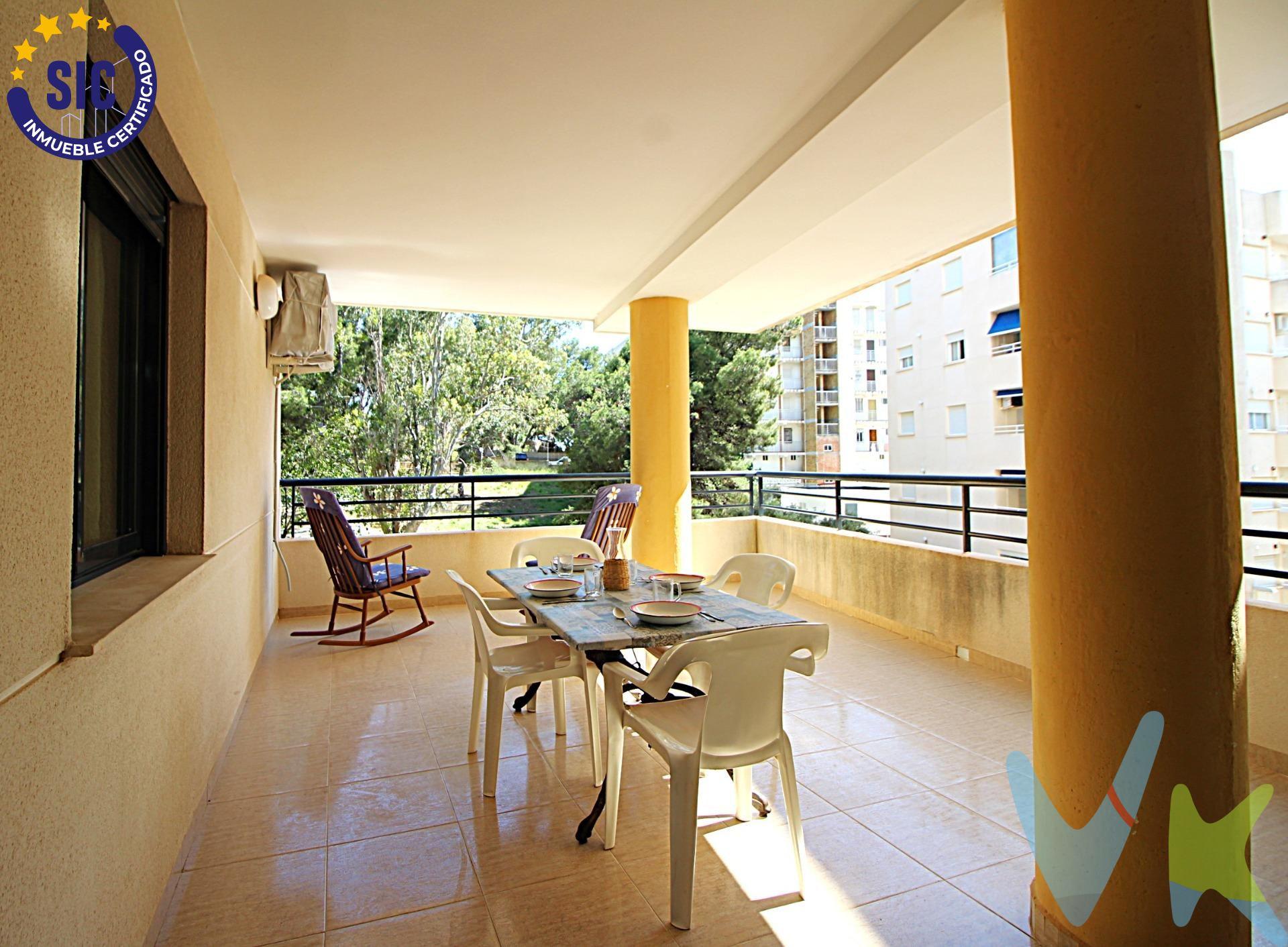 Este magnífico inmueble, ubicado en la segunda planta de un edificio construido en 2002, ofrece todas las características necesarias para disfrutar plenamente de la vida junto al mar. Nada más entran nos encontramos un amplio armario a medida, una cocina equipada con todos los electrodomésticos necesarios y galería con zona de lavado y almacenaje, dos baños completos, uno con bañera y otro con plato de ducha, tres habitaciones con armarios empotrados, ideales para familias o para quienes les gusta recibir visitas, así como un amplio salón comedor desde el que se accede a una maravillosa terraza esquinera, lugar perfecto para disfrutar de la brisa del mar, la tranquilidad y el relax en las calurosas tardes de verano. Además para una completa comodidad dispone de plaza de parking y trastero. El residencial cuenta con zona de ducha y baños para dar servicio a la piscina comunitaria.  ¡ LA VIVIENDA IDEAL DE PLAYA!. La Concha, con forma de bahía, te ofrece un mar en calma apto para todos los públicos. Columpios y toboganes; hamacas y sombrillas te esperan. Completamente accesible, la playa de La Concha es también el centro de las actividades lúdicas. Un bello atardecer prolongará tu estancia hasta la hora del aperitivo y un cielo plagado de estrellas espera tu paseo nocturno. Esta maravillosa playa cuenta con los distintivos de Bandera Azul, ISO14001, SICTED (Sistema Integral de Calidad Turística en Destino) y “Q” Qualitur. Los metros útiles son aproximados. Este inmueble es en exclusiva, con lo que le facilitamos cualquier información sobre la vivienda. Por este motivo, solicitamos no molesten al propietario, ocupantes de la propiedad, vecinos o conserje de la comunidad. . Muchas gracias por su comprensión. El precio indicado puede sufrir variaciones. En todos los casos los precios expuestos son más impuestos y gastos derivados de la transmisión del inmueble.