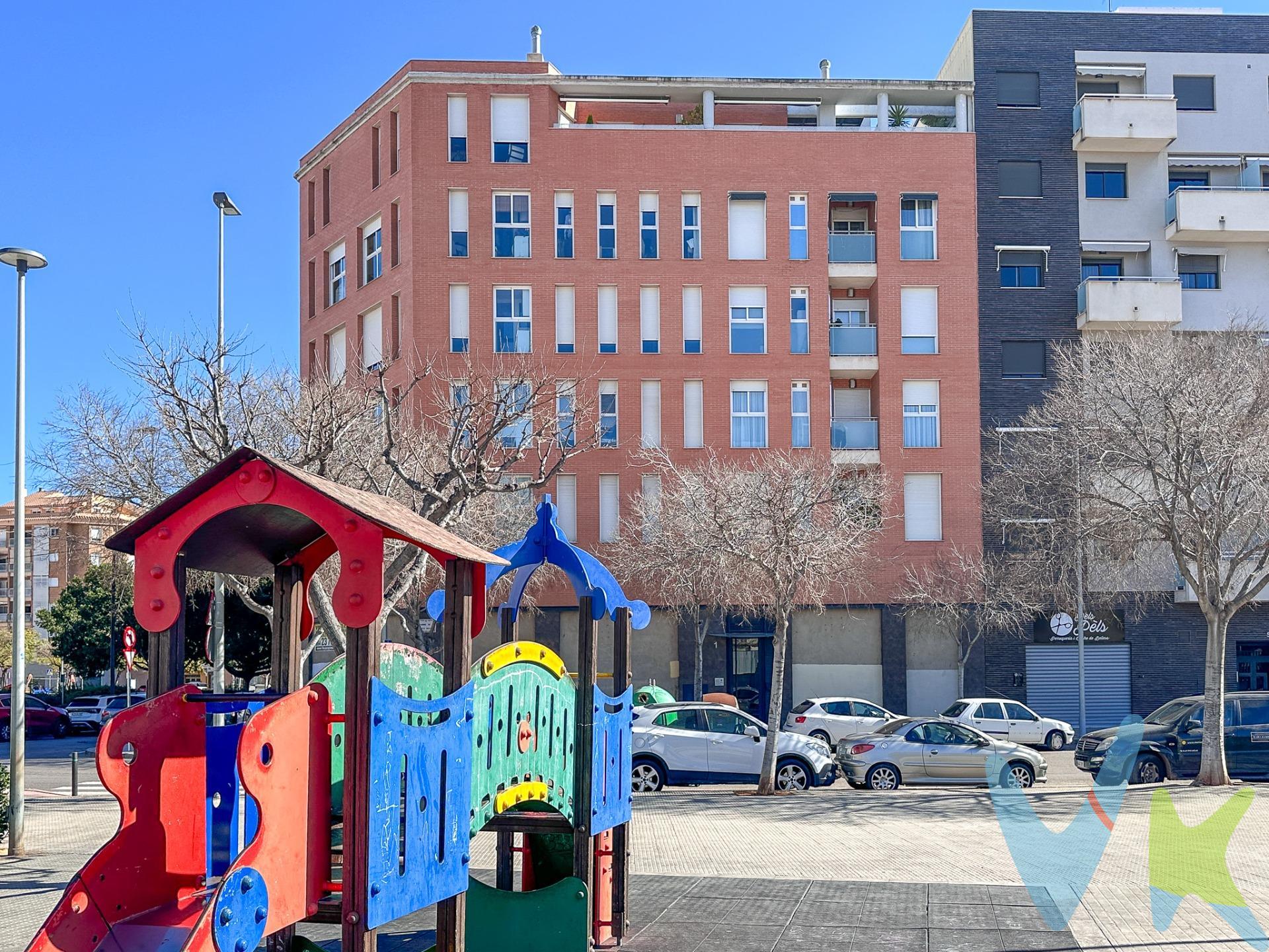 Presentamos una atractiva vivienda esquinera que destaca por su luminosidad gracias a la consideración de sus amplios ventanales. Con un área total de 75 m², esta propiedad se distribuye eficazmente comenzando con un acogedor hall que da paso a un elegante comedor-salón haciendo esquina entre dos calles (Illa Baleato-Salvador Guinot). La cocina incluye práctica galería. Dispone además de una habitación principal equipada con vestidor y otra doble dotada de armario empotrado, ambas orientadas al exterior para mayor confort e iluminación natural. El baño completo cuenta tanto con bañera como ducha, proporcionando versatilidad según las necesidades diarias del hogar. Incluimos también en el precio un valioso trastero así como una plaza de garaje situados dentro del mismo edificio; características escasas muy demandadas actualmente en la zona Sur donde está ubicada la propiedad. Esta magnífica opción residencial está rodeada por toda clase servicios: colegios cercanos, farmacias accesibles, supermercados variados hasta centros comerciales importantes y buenas conexiones mediante transporte público hacia otras áreas urbanas incluyendo autobuses frecuentes o centros médicos esenciales próximos para todos los residentes locales interesados sin complicaciones adicionales ni desplazamientos innecesarios. !!!VEN A VISITARME!!!!. Este inmueble es en exclusiva, con lo que le facilitamos cualquier información sobre la vivienda. Por este motivo, solicitamos no molesten al propietario, ocupantes de la propiedad, vecinos o conserje de la comunidad. En todos los casos los precios expuestos son más impuestos y gastos derivados de la transmisión del inmueble. 