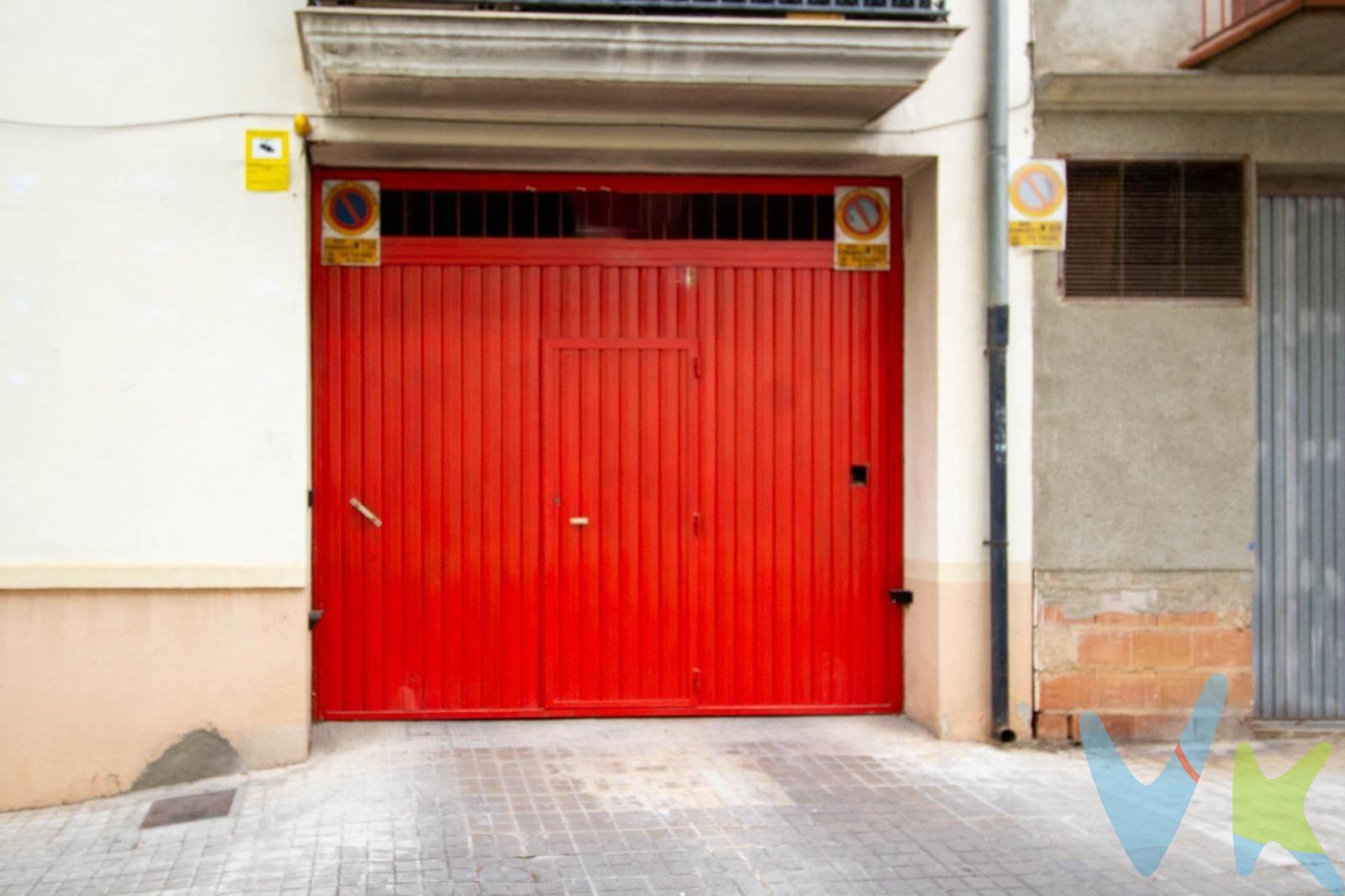 Este amplio espacio cuenta con 30 plazas de aparcamiento para coches, bien distribuidas y de fácil acceso, lo que garantiza comodidad y eficiencia tanto para conductores como para usuarios habituales. . Además, dispone de una plaza adicional especialmente acondicionada para el estacionamiento de hasta 6 motos, ofreciendo así una solución completa para diferentes tipos de vehículos. La entrada al garaje es amplia y luminosa, lo que facilita la maniobrabilidad de los vehículos y aporta una mayor sensación de seguridad. La buena iluminación  contribuye a un entorno más agradable y seguro, tanto de día como de noche. Ubicado en una zona estratégica con alta demanda de aparcamiento, este garaje representa una excelente oportunidad de inversión, ya sea para generar ingresos mediante alquiler de plazas. La estructura está en buen estado y preparada para el uso inmediato. No dejes pasar esta oportunidad de adquirir un espacio funcional, bien ubicado y con gran potencial de rentabilidad. Contáctanos para más información o para concertar una visita. Tel: 961724535. Móvil: 644213493. Email: vivexativa@grupo-vive.com. www.grupo-vive.com