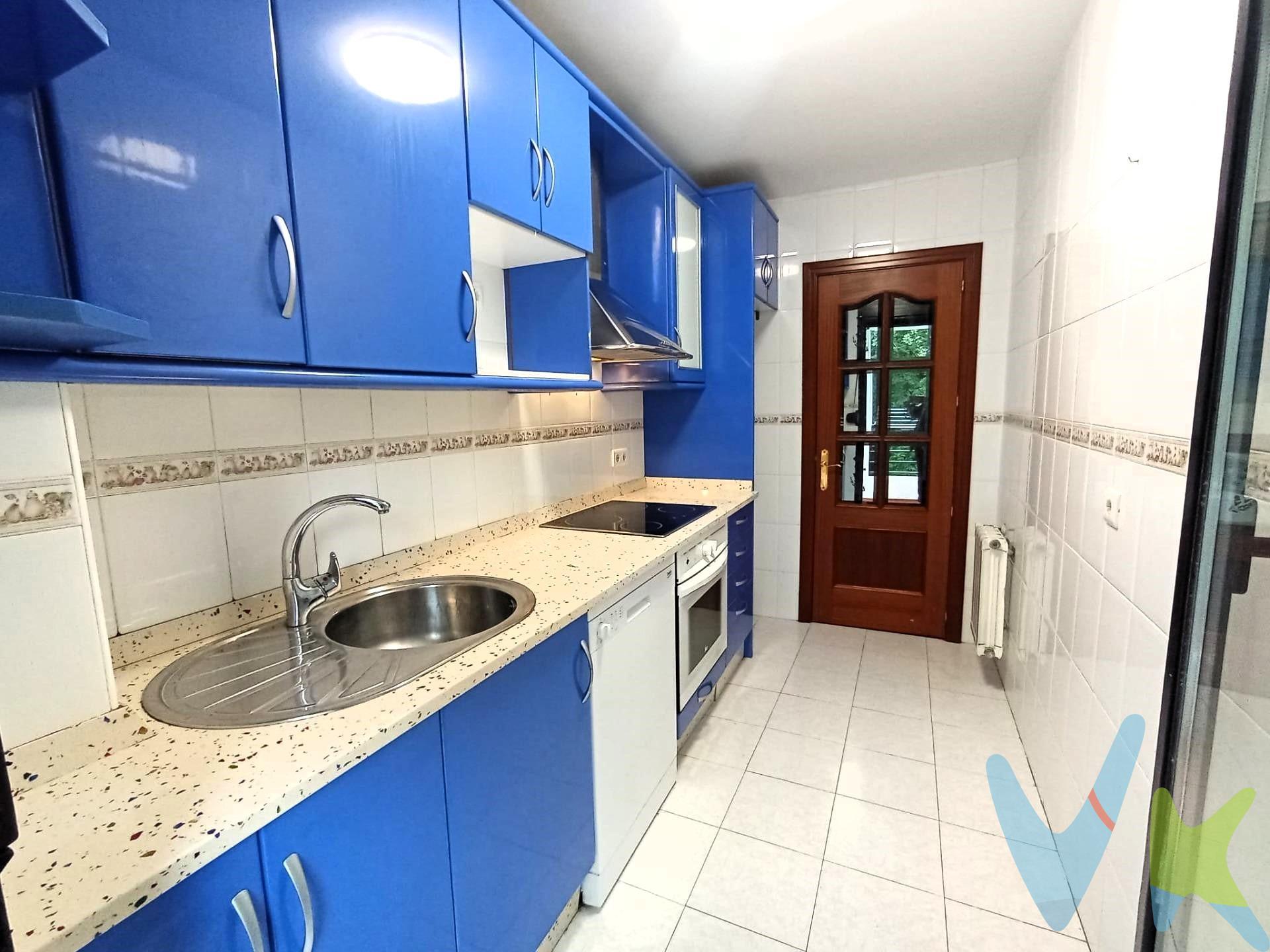 En el municipio de Santa María de Cayón, tenemos disponible este fabuloso piso de 2 habitaciones con amplia terraza y balcón. El inmueble se ubica en una urbanización rodeada por un precioso parque natural con zonas infantiles a medio camino de la famosa vía verde del Pas. La vivienda se distribuye de la siguiente manera: recibidor, cocina independiente completamente equipada y con balcón, salón amplio y muy luminoso con acceso a una cómoda terraza, habitación principal en suite y con balconcito, una habitación sencilla y un baño común con plato de ducha. . Muy buena orientación SURESTE. Destacar también la cercanía a todos los servicios necesarios para tú día a día y su proximidad a la autovía A8. No lo pienses mucho, es una gran oportunidad. Sin duda, un lugar ideal para vivir !!! . Los impuestos, gastos de notaría y registro no están incluidos en el precio.
