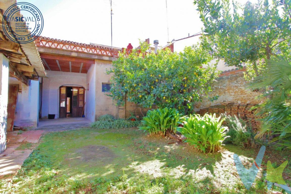 GRAN CASA CON GRAN JARDÍN INTERIOR EN EL CASCO HIST??RICO DE ALBAL. CON GRAN BUHARDILLA Y JUNTO TORRE MORA.. Si buscas metros de vivienda, espacio y un jardín privado en planta... HAS ENCONTRADO TU CASA! Imagínate las posibilidades que tiene este jardín, cuando llegas y ves como le entra el sol la imaginación se dispara convirtiendo una gran porchada que rodea el jardín central, una porchada para diseñar con sofás, mesas largas para amigos y familiares mientras en el centro luce unos árboles frutales, césped verde o una piscina. La casa ahora mismo dispone de dos plantas, la planta principal por la que se entra por una gran puerta de madera, ancha, es donde está distribuida la actual vivienda, contando con tres habitaciones grandes, el salón comedor junto a la cocina y el baño son los que tienen salida a un techado dando paso al jardín interior. Es aquí también, desde este primer techado, donde tenemos unas escaleras que dan acceso a la parte de arriba, un espacio diáfano, con tantos metros como la planta de abajo, de techos altos y abuhardillados. A esto le sumamos la localización de la casa, analizando la ubicación se puede llegar a la conclusión de que, a veces, parece que sí se puede tener todo ¡qué tranquilidad! si buscas descanso, zona tranquila, familiar, de vecinos de siempre.. ven a verla! e imagínate las posibilidades que te ofrece esta gran vivienda.. . Por mandato expreso del propietario comercializamos este inmueble mediante contrato de multiexclusiva, por el cual numerosas agencias colaboradoras, nacionales e internacionales, ofrecen esta vivienda a sus potenciales compradores, todo ello garantizando un servicio de calidad, un trato fácil, sencillo y sin interferencias de terceros. Por este motivo, se ruega no molestar al propietario, a los ocupantes de la propiedad, a los vecinos o conserjes del edificio o urbanización si los hubiera. Muchas gracias por su comprensión. . La descripción del presente inmueble e imágenes tienen mero carácter informativo y en ningún caso carácter contractual, pudiendo ser modificados por la agencia inmobiliaria sin que ello implique responsabilidad alguna frente a terceros.. No incluidos en el precio impuestos, gastos de notaría, registro ni honorarios de la agencia.. Esta propiedad se pone a la venta con toda la documentación comprobada y en regla, por lo que ofrecemos GARANTIAS a los compradores.