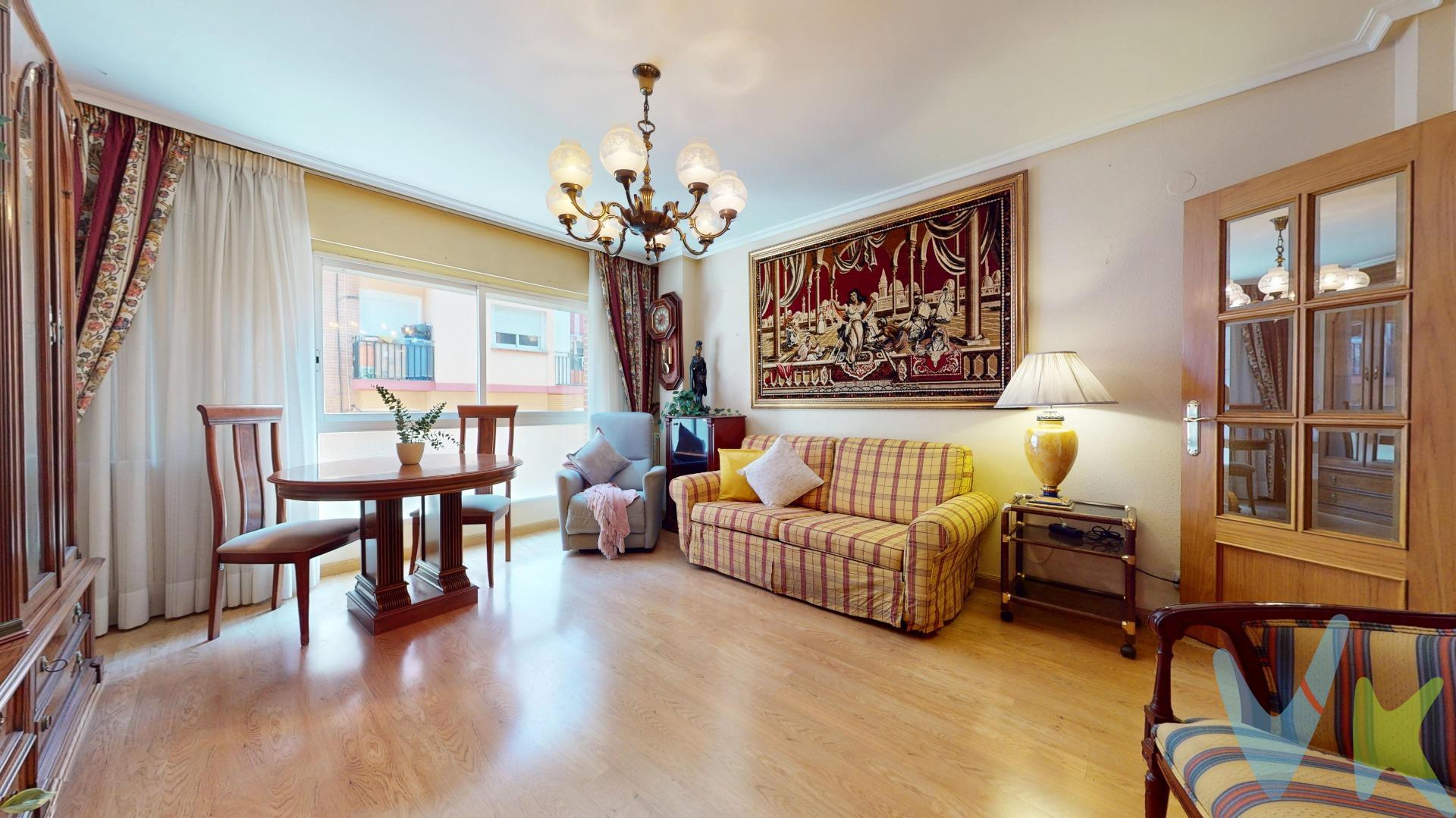 Calle Inglaterra. Si buscas un apartamento acogedor, bien distribuido y en una ubicación estratégica de Zaragoza, ¡este puede ser tu próximo flechazo! 💚. Finca del año 93, este apartamento es ideal para quienes buscan comodidad y un espacio propio en la ciudad. 🌟 ¿Qué te ofrece?. 🛋️ Salón exterior, con luz natural y ese espacio perfecto para desconectar, disfrutar de una tarde de sofá o compartir buenos momentos. 🍳 Cocina con bancada a ambos lados, práctica y funcional, con acceso directo a una terraza que te permitirá disfrutar de un pequeño rincón al aire libre. ☀️. 🛏️ Un dormitorio con un buen armario empotrado, para que el espacio de almacenamiento no sea un problema. 🚿 Baño con plato de ducha y ventana, un extra de ventilación natural que siempre se agradece. ♨️ Calefacción individual de gas, para regular la temperatura a tu gusto y disfrutar del confort de tu hogar. 🛗 Finca con ascensor, porque la comodidad también cuenta en el día a día. 📍 ¡Ubicación que suma puntos!. Estarás cerca de la plaza Roma y del paseo Calanda, en una zona con comercios, servicios y todo lo necesario para tu rutina diaria. Además, su proximidad a la estación de Delicias y sus buenas conexiones con el centro de Zaragoza te permitirán moverte por la ciudad de forma sencilla. 🚶‍♀️🚋. 💫 Un apartamento con una distribución práctica, una terraza para disfrutar y una ubicación que te lo pone fácil. Perfecto para quienes buscan su propio espacio y quieren tener Zaragoza al alcance de la mano. 📩 ¿Te imaginas viviendo aquí? ¡Ven a descubrirlo!. **NOTA HISTÓRICA: es una de las cuatro naciones constituyentes del Reino Unido. *****Gastos e impuestos no incluidos. A título orientativo, en segundas transmisiones, el comprador abonará: Impuesto sobre Transmisiones Patrimoniales (ITP), tipo general en Aragón al 8% (*). Base de cálculo: mayor valor entre precio de compraventa o valor de referencia catastral. Gastos de Notaría y Registro: Aranceles variables según precio, número de copias y complejidad; cálculo según tarifas normativas. Si se precisa hipoteca: Tasación, condiciones y costes bancarios según entidad elegida por el comprador; así como gastos de gestoría y cualesquiera otros inherentes a la compraventa. No se incluyen otros gastos o tributos que puedan por Ley corresponder al comprador. Operación sujeta a doble mediación. Existen honorarios a cargo del comprador, salvo pacto en contrario, no incluidos en PVP. El consumidor conforme a la normativa vigente podrá solicitar información y documentación adicional relativa al inmueble, sus características, condiciones de la operación y del servicio de mediación en la oficina y/o a través de nuestro teléfono de contacto o mail. La agencia actúa exclusivamente como intermediaria en la compraventa, cuyas condiciones, en todo caso, estarán sujetas a la aceptación expresa del vendedor del inmueble y posterior formalización del contrato. La información suministrada se corresponde con la disponible a la fecha de publicación, pudiendo variar en función de las circunstancias o actualizaciones legales, contractuales y fiscales. Anuncio de carácter meramente informativo. Para una información exhaustiva sobre el funcionamiento, tipos impositivos y bonificaciones del ITP en Aragón, puede consultar el portal oficial de la Agencia Tributaria Autonómica. Tarifas notariales y registrales reguladas en el Anexo I del Real Decreto 1426/1989 y Anexo I del Real Decreto 1427/1989, respectivamente. Anuncio no vinculante, puede contener errores.