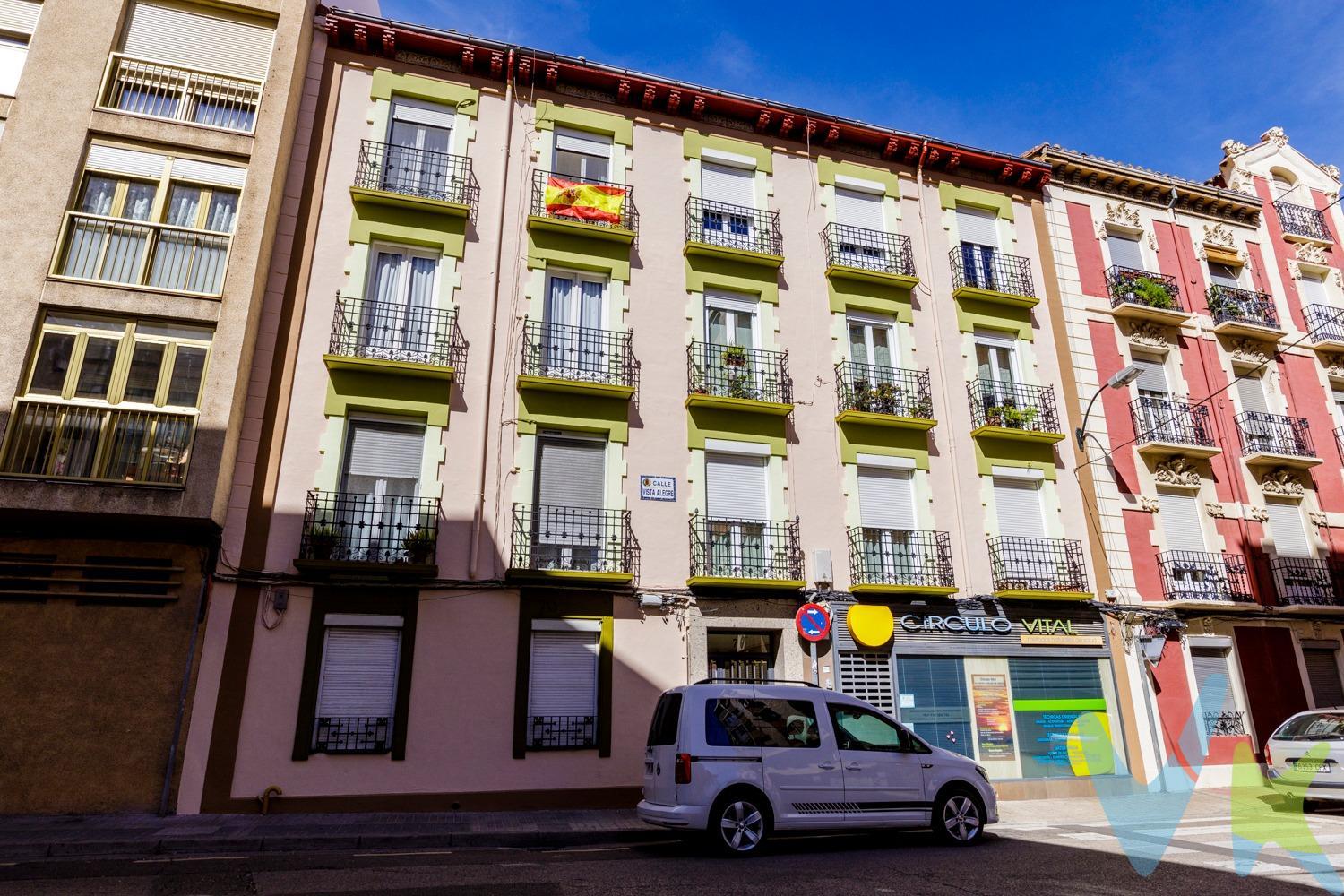 Te presentamos este espectacular piso tipo loft de 85 m² útiles, completamente reformado y amueblado, ubicado en una calle tranquila dentro de una de las zonas más valoradas y con mayor proyección de Zaragoza: Cuéllar / Parque Pignatelli. La vivienda destaca por su diseño único y especial, con espacios abiertos y una cuidada distribución que la convierte en un hogar acogedor, elegante y muy versátil. Distribución:. •	Amplio salón con salida a dos balcones exteriores. •	Moderna cocina-office totalmente equipada con electrodomésticos a estrenar. •	Espaciosa zona de comedor. •	Zona de noche independiente, separada por puerta acristalada, que incluye un gran dormitorio doble, espacio tipo vestidor / zona de estar y un baño completo con grandes ventanales y excelente luz natural. Características destacadas:. •	Reforma integral a estrenar con altas calidades. •	Diseño original, con toques personales y mucho estilo. •	Suelo de gres porcelánico. •	Calefacción individual a gas. •	Aire acondicionado en el dormitorio. •	Excelente proyecto de iluminación general y decorativa. •	Con trastero en la misma finca. •	Se vende totalmente amueblado, listo para entrar a vivir. Una vivienda diferente, con encanto y personalidad, ideal para quienes buscan un hogar especial en una ubicación privilegiada. Contáctanos para más información o concertar una visita a este loft único y exclusivo. 