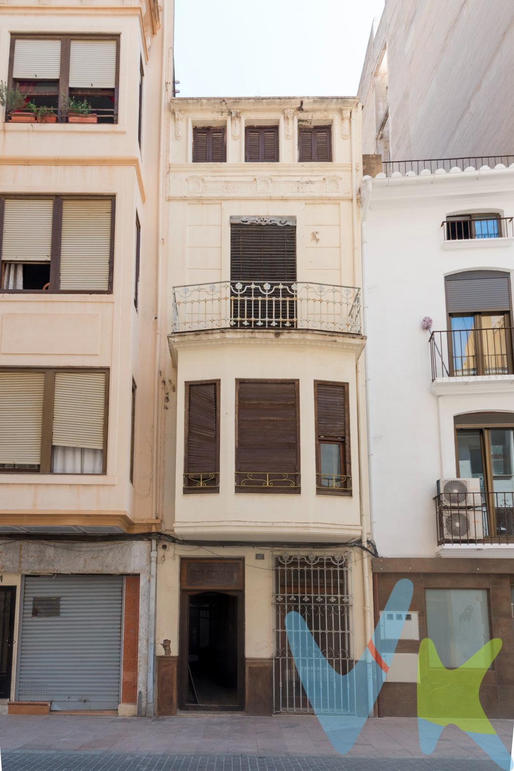 Te presentamos esta magnífica casa ubicada en una de las zonas más demandadas del centro de Castellón. 🏡 Esta propiedad a rehabilitar cuenta con planta baja y tres alturas que conservan un encanto especial propio de su época. Su destacado patio interior aporta abundante luz natural a todas las estancias ☀️, creando un ambiente cálido y acogedor. Imagina poder personalizar cada rincón según tus gustos; este es tu momento perfecto para darle vida a la vivienda soñada o desarrollar un proyecto inmobiliario atractivo 💼. Si eres inversionista 📈, te entusiasmará saber que hay amplios espacios disponibles donde podrás crear varias habitaciones destinadas al alquiler. Además, su ubicación privilegiada garantiza una alta demanda tanto residencial como comercial en la zona 🌆. No pierdas la oportunidad de transformar esta joya arquitectónica en el hogar ideal o generar rentabilidad mediante arrendamientos exitosos. El edificio tiene más de 50 años (no tiene realizado el Informe de Evaluación del Edificio de Viviendas ni el CEE). y existe discrepancia de metros y alturas. Consultar con la agencia estas características.