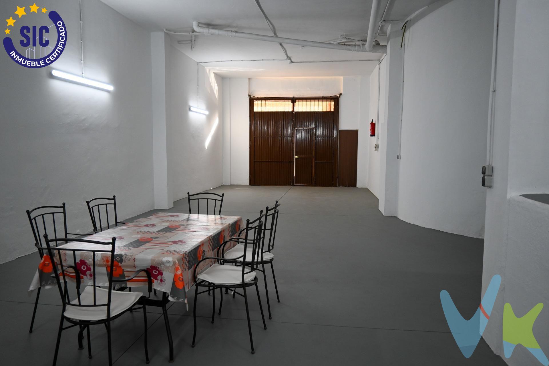 Oportunidad única en Xirivella! Amplio local en venta de 147 m2. Presentamos este amplio local en venta de 147 metros cuadrados, ideal para múltiples usos. Su luminosidad y espacio hacen de este local un lugar versátil, perfecto tanto para negocios como para uso particular. Características destacadas:. Superficie amplia: Con 147 m², ofrece un espacio generoso que se adapta a diversas necesidades. Luminoso. Vado autorizado: Equipado con vado que facilita el acceso, perfecto para actividades comerciales o como garaje. Alta de luz y agua: Con servicios ya dados de alta, listo para entrar a funcionar sin complicaciones. Aseo incluido: Comodidad adicional para el uso diario. Doble puerta de acceso: Facilita la entrada y salida de vehículos y mercancías. Espacio versátil: Ideal como garaje con capacidad para varios coches, como trastero para almacenar tus pertenencias o incluso para reuniones familiares. Ubicado en una zona de fácil acceso y con buena comunicación, este local representa una excelente inversión tanto para emprendedores como para quienes buscan un espacio donde desarrollar sus proyectos personales. ¡No pierdas la oportunidad de visitarlo! Contáctanos para más información y para agendar una visita. La descripción del presente inmueble e imágenes tienen mero carácter informativo y en ningún caso carácter contractual, pudiendo ser modificados por la inmobiliaria comercializadora sin que ello implique responsabilidad alguna frente a terceros. En el precio de venta a público, esta propiedad NO incluye los gastos de adquisición (Notario, registro, gestión, honorarios, etc…).