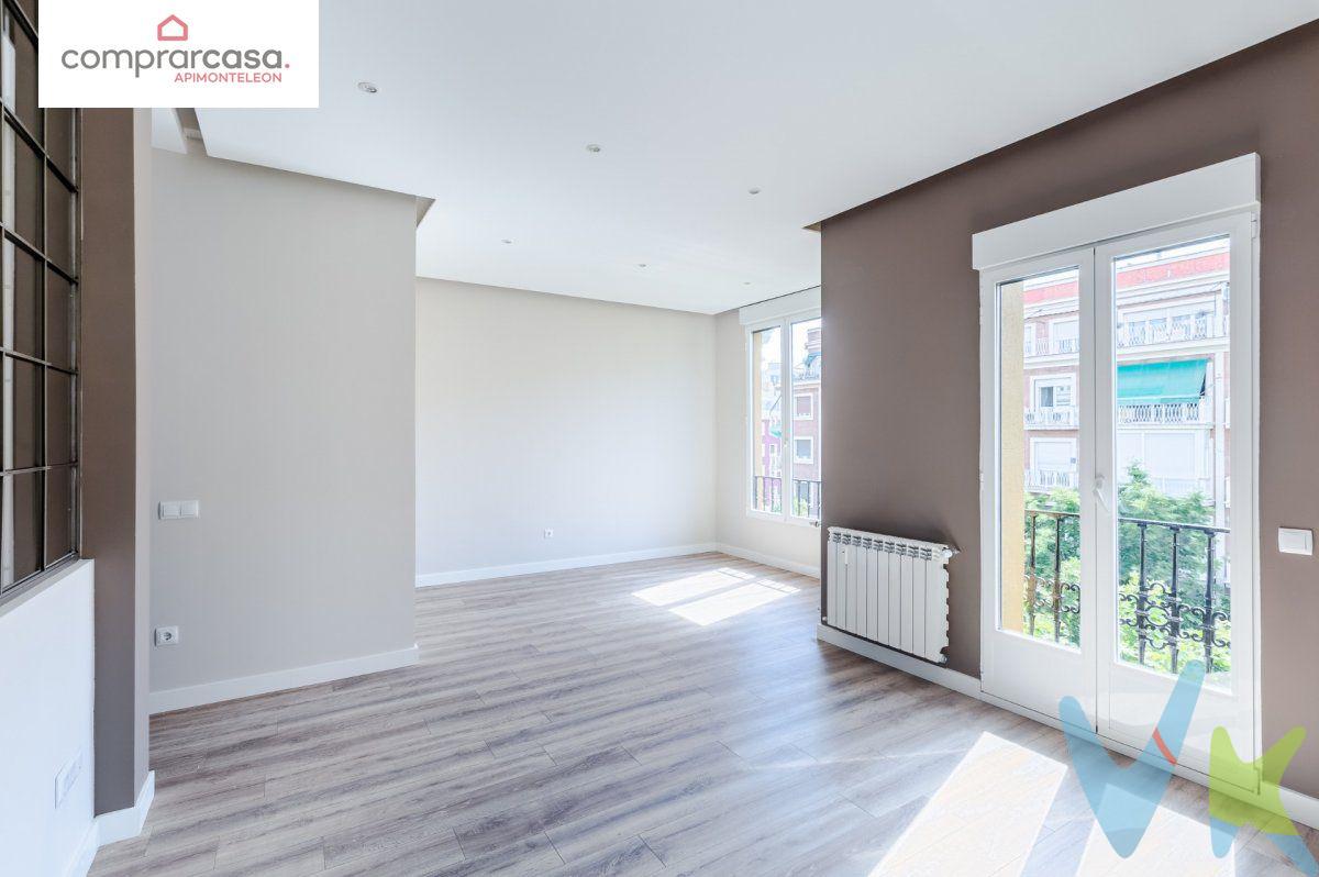 Vivienda de tres dormitorios y 2 baños completamente renovada  en edificio clásico del Barrio de Salamanca (principios del siglo XX), Puerta de acceso a vivienda con cerradura de alta seguridad. Altura de techos propia de los edificios clásicos de la época. Control de acceso en portal mediante cámara de grabación permanente y servicio de portería durante el día con recogida de basura.Ventanas con rotura de puente térmico, vidrio de seguridad y total aislamiento acústico y térmico.Reformada con todo lujo de detalles y altas calidades, uno de los mejores lugares de la capital para fijar su residencia. Cocina, separada del salón mediante cristalera en “jaula” de acero tratado, recepción del sonido de TV por bluetooth, así como de móvil u otro dispositivo mediante altavoces situados en el techo. Placa de inducción, horno pirolítico, microondas, lavadora, lavavajillas y campana extractora , todo ello a estrenar.   Suelos de madera flotante en toda la vivienda. En baños y cocina, suelos cerámicos imitación madera. Persianas eléctricas en toda la vivienda con interruptores junto a la zona de descanso. Focos de seguridad en duchas. Reformada con todo lujo de detalles y altas calidades, uno de los mejores lugares de la capital para fijar su residencia. . 