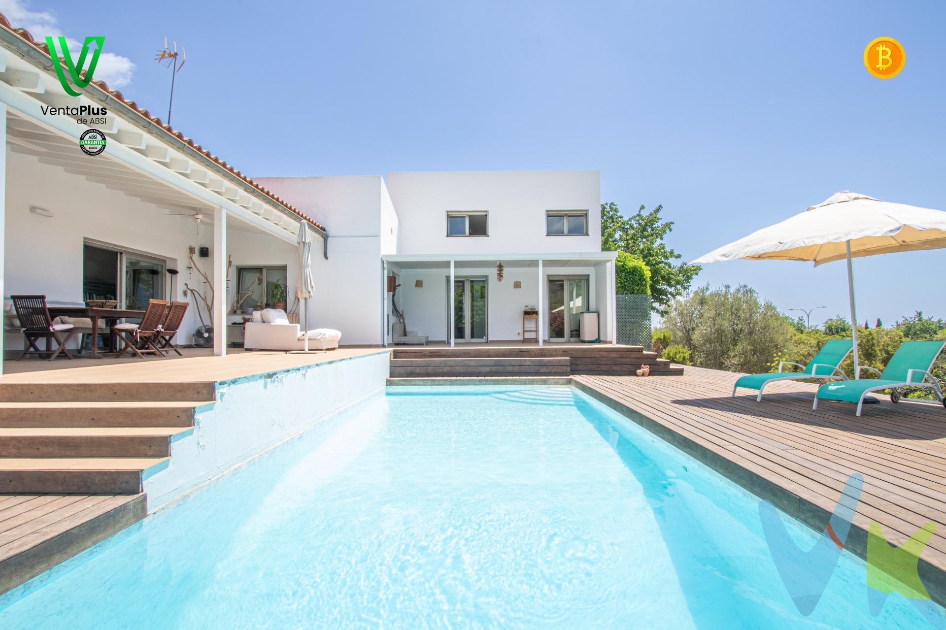 . En el corazón de Son Roqueta, una de las zonas más tranquilas y residenciales de La Vileta (Palma de Mallorca), se encuentra esta villa moderna y acogedora, perfecta para quienes buscan una vida serena sin renunciar a la comodidad de tenerlo todo cerca. Colegios, supermercados, parques, instalaciones deportivas y fácil acceso al centro de Palma y a la vía de cintura… todo al alcance de tu día a día. Construida sobre una parcela de 1.023 m², esta propiedad combina amplitud exterior e interior en perfecta armonía. Con 226 m² construidos distribuidos en una sola planta, la vivienda destaca por sus espacios abiertos, luz natural y un diseño funcional pensado para la vida en familia. Dispone de 3 habitaciones dobles —cada una con altillo y despacho independiente—, 3 baños completos y un despacho adicional, ideal para teletrabajo o estudio. La cocina con isla central, abierta al salón y con un gran ventanal, es el corazón del hogar, donde compartir momentos se vuelve parte de la rutina. En el exterior, la vivienda enamora: piscina privada, porches, solárium, jardín, pista de básquet y aparcamiento para tres vehículos. Todo ello con orientación sur y vistas despejadas, lo que garantiza luz natural durante todo el día y atardeceres inolvidables. Construida en 2004 y en excelente estado, cuenta con cédula de habitabilidad, certificado energético, calefacción en todas las estancias y ventiladores de techo. Una casa cómoda y eficiente que se adapta al ritmo de la vida actual. 💫 Una villa pensada para crecer, disfrutar y crear recuerdos. Ideal para familias que buscan no solo una casa, sino un verdadero hogar. ✅ Este inmueble ha sido certificado por ABSI (Asociación Balear de Servicios Inmobiliarios), lo que significa que la agencia comercializadora ha supervisado la documentación necesaria para la compraventa y que el inmueble forma parte de la bolsa de propiedades en multiexclusiva ABSI. 🏢 Inmobiliaria inscrita en el Registre Oficial d’Agents Immobiliaris de les Illes Balears. NÚMERO REGISTRO: GOIBE747077/2024. 
