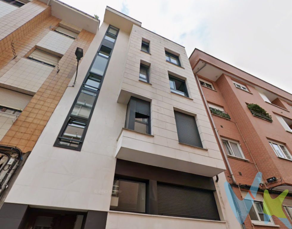 Os presentamos esta moderna vivienda situada en la segunda planta de un edificio construido en el año 2009 en la calle Dolores. La vivienda cuenta con dos dormitorios amplios y muy soleados, orientados hacia un amplio patio de manzana que garantiza claridad durante todo el día y un ambiente especialmente tranquilo. El salón y la cocina miran hacia la calle, una zona dinámica y bien comunicada que permite disfrutar de todos los servicios a pie.Este piso lleno de luz está diseñado para ofrecer confort y calidad de vida en la cada vez más demandada ciudad de Gijón. Además, al contar con tan solo una vivienda por planta hará las delicias de aquellos que valoren la privacidad y la tranquilidad en su edificio.La vivienda se completa con un baño funcional y bien distribuido, además de un trastero de gran tamaño ubicado en el portal, ideal para almacenamiento adicional.Su ubicación en El Llano Alto convierte este piso en una opción especialmente interesante. Se trata de una zona consolidada, tranquila y muy bien comunicada, con todos los servicios a mano y una excelente conexión con la ciudad. A pocos minutos se encuentra el Parque de los Pericones, uno de los pulmones verdes de Gijón, perfecto para practicar deporte, pasear o desconectar en plena naturaleza. Además, su proximidad a las principales entradas y salidas de la ciudad por autopista facilita los desplazamientos diarios y aporta una comodidad extra a quienes se mueven con frecuencia.En definitiva, un hogar pensado para quienes buscan comodidad, luminosidad y una buena ubicación en una de las ciudades más atractivas del norte de España. Ideal tanto para residencia habitual como para inversión.No lo dudes más y llámanos, estaremos encantados de acompañarte a conocer tu futuro hogar.Se informa a los interesados que el precio de venta indicado no comprende los honorarios de la agencia inmobiliaria a cargo del comprador, el Impuesto de Transmisiones Patrimoniales (ITP) ni los gastos asociados a la compraventa (notaría, registro de la propiedad y otros).