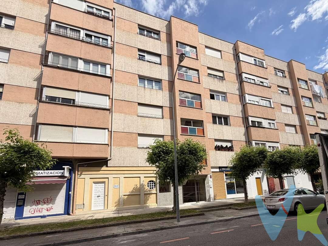 OPORTUNIDAD! Si buscas luminosidad, tranquilidad y una vivienda lista para entrar a vivir, en uno de los barrios mas bonitos y consolidados, este piso en San Juan te va a sorprender.
Ubicado en la calle Monasterio de Fitero, en una quinta planta totalmente exterior, con un portal y ascensor reformado.
Disfruta de unas vistas despejadas y de una luz natural espectacular durante todo el día.
La vivienda ha sido reformada y ofrece una distribución cómoda y funcional:

3 habitaciones amplias con buenas vistas.
Salón-comedor muy acogedor y luminoso
Cocina espaciosa, estilo minimalista, totalmente equipada y con gran capacidad de almacenaje
1 baño moderno con plato de ducha
Persianas eléctricas automáticas
Trastero 
Portal y ascensor reformado

 
 
 
 
 
 
 
 
Gastos de compra:Los gastos a cargo del comprador serán el Impuesto de Transmisiones Patrimoniales (actualmente el 6% del precio de compra en Navarra), además de notaría y registro, cuyo importe puede variar según la operación.