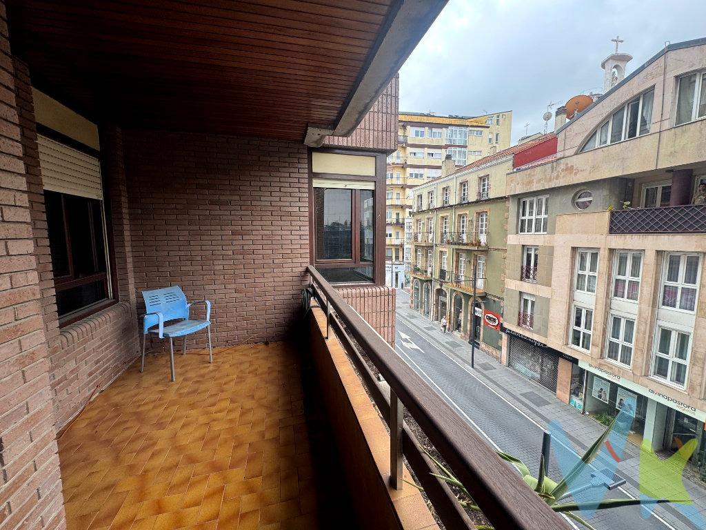 Exclusivo Piso en el Corazón de Torrelavega: Luminosidad, Espacio y Versatilidad. Descubre esta excepcional vivienda de gran tamaño, estratégicamente ubicada en el centro neurálgico de Torrelavega, justo junto al Buelevar Demetrio Herrero. Su carácter exclusivo se percibe en cada detalle, ofreciendo un estilo de vida distinguido y funcional. La luz natural inunda cada rincón de este soleado piso, creando una atmósfera cálida y acogedora. Dispone de cuatro amplios dormitorios, perfectos para familias o para quienes desean espacio adicional para invitados o despacho. Los dos baños completos ofrecen comodidad y privacidad. La cocina, amplia y con puerta para el servicio, se extiende hacia una práctica terraza, ideal para utilizar como cuarto de plancha y lavanderia o simplemente como trastero. El salón de más de 30 m² se convierte en el corazón del hogar, un espacio generoso y luminoso gracias a su terraza orientada al sur, que garantiza luz solar y aire libre durante gran parte del día. Ubicado en una calle semipeatonal, este piso goza de tranquilidad sin renunciar a la comodidad de tener todos los servicios a mano. La proximidad a importantes centros comerciales facilita las compras y el ocio, mientras que la cercanía a la estación de tren y a la parada de autobús asegura una excelente conexión con el resto de la ciudad y sus alrededores. Este inmueble ofrece una doble funcionalidad: su distribución y ubicación lo hacen ideal tanto para uso residencial como para el establecimiento de un despacho o consultorio profesional, brindando una oportunidad única para vivir y trabajar en un entorno privilegiado. No pierda la oportunidad de adquirir esta joya inmobiliaria que combina elegancia, confort y una ubicación inmejorable. ¡Contáctenos para más detalles y para concertar una visita!. Gastos de la transacción:. El precio de oferta no incluye el impuesto de transmisiones patrimoniales cuyo tipo general es del 9%, ni el coste de la escritura de compra y de su inscripción en el Registro de la Propiedad. 