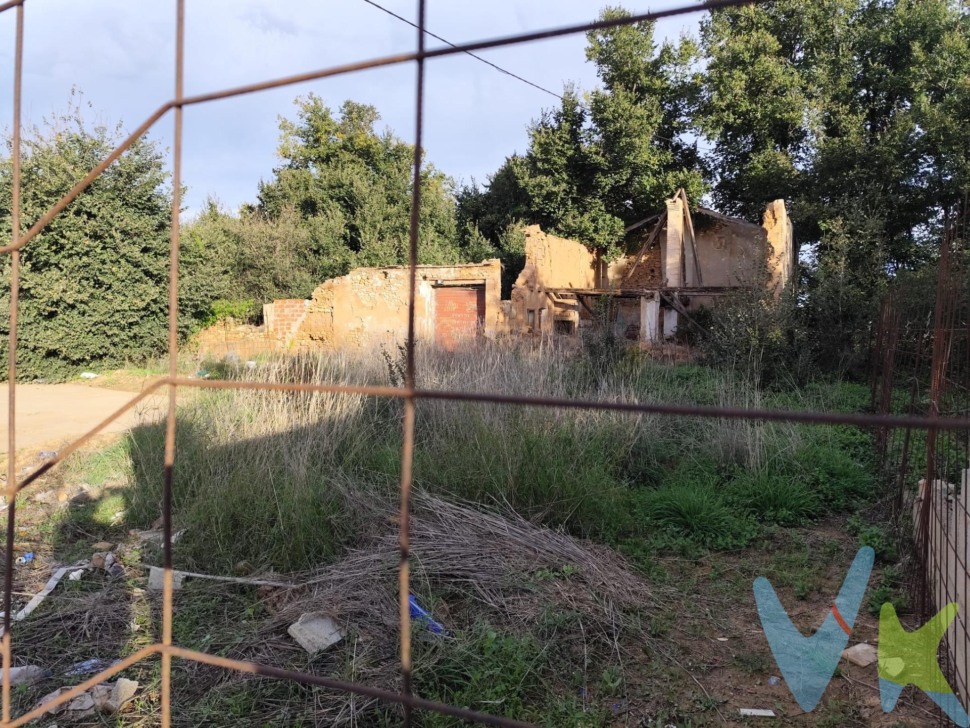 ¡Oportunidad Única de Inversión! Terreno Urbano de 832 m2 en Camino Nuevo de Picanya (Valencia). ¿Buscas el lugar perfecto para construir tu proyecto ideal con una comunicación e infraestructura inmejorables? Presentamos este magnífico terreno urbano situado en una de las zonas con mejor acceso y proyección de Valencia. Ubicación Estratégica. Dirección / Zona: Camino Nuevo de Picanya, Valencia. Excelente Conectividad: A solo 5 minutos de Torrent y con salida e incorporación directa a la autovía. Puntos de Interés: Junto a zona comercial y servicios (muy cerca de Makro). Características Principales. Superficie total: 832 m2 de parcela. Calificación del suelo: Urbano (listo para desarrollar tu proyecto). Acceso: Excelente acceso rodado e infraestructura urbana a pie de parcela. ¿Por qué destaca este terreno?. 1. Ubicación Prime: Conecta la tranquilidad y amplitud del término urbano con la inmediatez de la capital y Torrent. 2. Conexión Directa: Ahórrate atascos gracias a su proximidad e integración con los principales ejes viales y autovías. 3. Versatilidad y Espacio: Sus 832 m2 ofrecen el espacio ideal para desarrollar una edificación amplia, con espacio para aparcamiento, zonas verdes o área logística/comercial según la normativa urbanística de la zona. ¡Solicita más información sin compromiso!. No dejes pasar esta oportunidad en una zona en continuo desarrollo. VENTA:. PVP 80.000€. Gastos e impuestos no incluidos en el precio. La compra conlleva impuestos y gastos de formalización para el comprador. A título orientativo se informa que en segundas transmisiones el ITP con carácter general en Valencia es del 9%, pudiendo existir otros tipos impositivos atendiendo a las circunstancias personales del comprador u otras circunstancias previstas legalmente. Base imponible del impuesto el mayor valor entre el precio de compraventa, la tasación o el valor de referencia catastral. En cuanto a los gastos de notaría y registro, en su caso, suelen oscilar aprox. entre 1,5% y 2,5% (aranceles variables según precio, n.º de copias y complejidad). El comprador elige notario. Si el comprador precisase de hipoteca: tasación, condiciones y costes bancarios serán según entidad elegida por el comprador, así como los gastos de gestoría, y cualesquiera otros gastos inherentes a la formalización de la compraventa que legalmente correspondan a la parte compradora, salvo pacto expreso en contrario con el vendedor. El consumidor tiene, conforme a la normativa vigente, a su disposición información y documentación adicional relativa al inmueble y condiciones de la compraventa, que podrá ser consultada en C/Joaquín Costa 4, bajo 46005 Valencia o urbe2@remax.es. Honorarios de mediación inmobiliaria a cargo del COMPRADOR: (3.000€ del precio final de venta más IVA (21%), salvo otro pacto.); y de VENDEDOR (según acuerdo con el mismo). Se informa al consumidor que la agencia actúa como intermediaria inmobiliaria en la operación, estando cualquier eventual compraventa y sus condiciones sujeta a la aceptación expresa del propietario-vendedor y a la posterior formalización del correspondiente contrato.