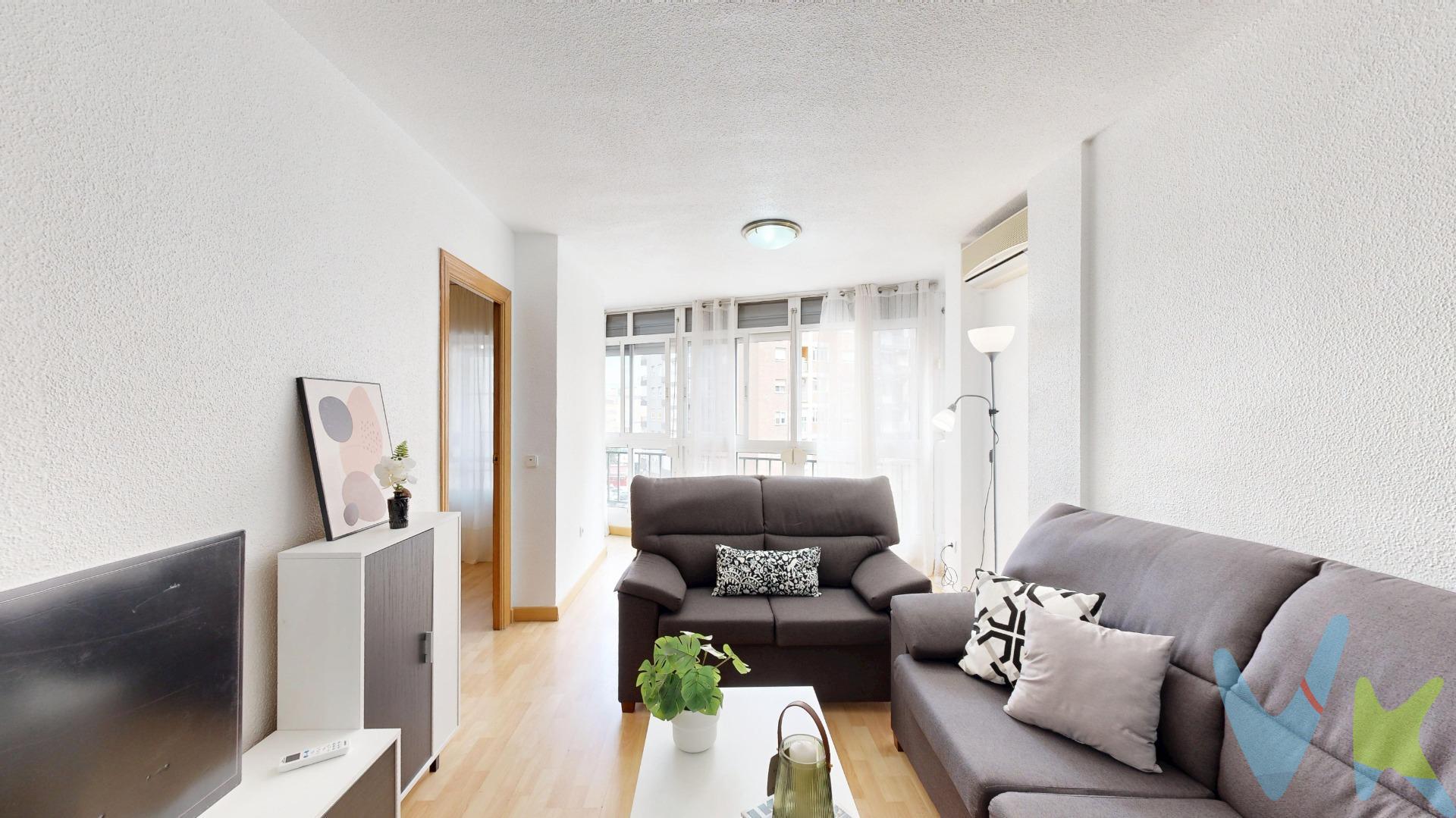 ¡Tu nuevo hogar te está esperando! Piso coqueto, luminoso y listo para entrar a vivir. Te presentamos este encantador piso de 97 m², ideal para quienes buscan comodidad, estilo y una ubicación perfecta. Se trata de una vivienda lista para entrar a vivir, sin necesidad de reformas ni complicaciones. Distribuida en tres amplias habitaciones, un acogedor salón, baño completo con bañera, y una cocina amueblada con galería, esta casa lo tiene todo para convertirse en tu nuevo hogar. El suelo de tarima aporta calidez y elegancia a cada estancia, mientras que las puertas de roble añaden ese toque clásico que nunca pasa de moda. La cocina está completamente amueblada y cuenta con una práctica galería, perfecta para tener todo en orden y aprovechar al máximo el espacio. Una vivienda cómoda, cuidada al detalle y en perfecto estado de conservación, ideal tanto para familias como para parejas que buscan espacio sin renunciar al encanto. ¡No dejes pasar esta oportunidad! Ven a visitarla y enamórate. Para terminar te queremos comentar algo: ¡Descubre una aventura inmobiliaria que combina calidad, pasión y profesionalidad! La confianza que los propietarios han depositado en nosotros es un testimonio de nuestro compromiso en brindarte un servicio excepcional. Aquí viene el detalle especial: al contactarnos directamente, evitarás molestarlos, nosotros seremos tus intermediarios y te proporcionaremos toda la asistencia necesaria. Estamos aquí para facilitarte la documentación e información que requieras, y te prometemos un trato cálido y sin complicaciones. Te informaremos detalladamente de todos los aspectos, incluyendo gastos de la compra y honorarios de agencia que no están incluidos en el precio, para garantizar tu comodidad y tranquilidad durante todo el proceso. Esa es nuestra esencia, proporcionarte #Calma: “Estado ideal de tranquilidad que tendrás al comprar tu casa con nosotros”. Queremos que sepas que tanto la descripción del inmueble como las imágenes que ves son valiosas referencias informativas, en ningún caso tienen carácter contractual. Asimismo, el precio ha sido designado por la propiedad por lo que podría sufrir variaciones y no sería vinculante hasta que se formalice en contrato de compraventa. * ¡Oye, agente inmobiliario! Si estás leyendo este texto y te gusta, te desafiamos a ser creativo y sorprendernos con una adaptación original. ¡Nada de copiar y pegar, queremos ver tu ingenio en acción! Así que prepárate para darle un toque único y cautivador a estas palabras. Estamos ansiosos por ver cómo le das vida a este mensaje con tu propia magia inmobiliaria. ¡Adelante, demuéstranos de qué eres capaz!