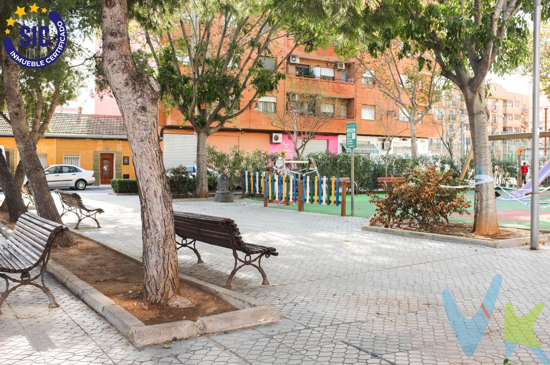 Ahora tienes la oportunidad de hacerlo en esta magnífica planta baja edificable, ideal para una vivienda unifamiliar adosada de una planta baja y dos alturas. Está rodeada de parques, supermercados y colegios, lo que garantiza comodidad y calidad de vida. Con una superficie de 176 metros cuadrados, esta propiedad cuenta con entradas a dos calles y vado en vigor en ambas puertas, lo que proporciona flexibilidad para su uso como parking, almacén, o cualquier otro propósito que desees. Ubicada muy cerca de Valencia, ofrece fácil acceso a la V30 y la A3, facilitando tus desplazamientos. ¡No pierdas esta oportunidad única! Ven a verlo y empieza a imaginar tu nuevo hogar. La descripción del presente inmueble e imágenes tienen mero carácter informativo y en ningún caso carácter contractual, pudiendo ser modificados por la inmobiliaria comercializadora sin que ello implique responsabilidad alguna frente a terceros. En el precio de venta a público, esta propiedad NO incluye los gastos de adquisición (Notario, registro, gestión, honorarios, etc…). 