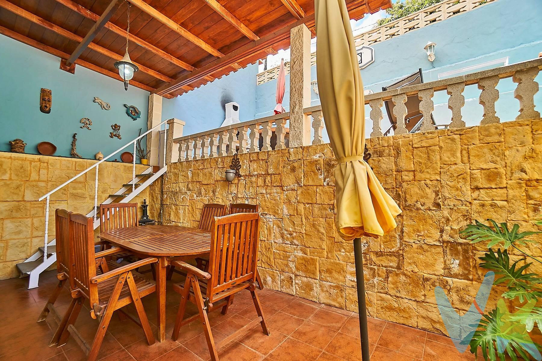 Presentamos esta excelente vivienda adosada, construida con materiales de gran calidad y diseñada para ofrecer amplitud, confort y funcionalidad en cada uno de sus espacios. En la planta a nivel de calle dispone de un espectacular garaje con capacidad para cuatro vehículos, además de espacio para motos, bicicletas o zona de trabajo. En esta misma planta encontramos un cuarto de almacenamiento y un baño completo. Accedemos a la vivienda principal mediante una cómoda escalera de un solo tramo que conduce a una agradable terraza orientada al norte. Desde ella se entra a un amplio y luminoso salón, presidido por un gran ventanal que aporta abundante luz natural y conecta perfectamente el interior con el exterior. La planta principal se completa con un baño y una moderna cocina con isla central. Desde la cocina se accede a una amplia terraza trasera orientada al sur, ideal para disfrutar durante todo el año, con zona de barbacoa, comedor al aire libre, espacios para tomar el sol y un práctico cuarto de lavado. La planta superior se comunica mediante una amplia escalera de caracol que desemboca en un segundo salón, un espacio versátil que puede destinarse a sala de estar, despacho o convertirse fácilmente en un cuarto dormitorio. Desde este salón se accede a un balcón con bonitas vistas al Valle de Marzagán. Esta planta cuenta además con tres amplios dormitorios con armarios empotrados, un baño completo y un práctico vestidor. La vivienda destaca por sus excelentes acabados, la calidad de sus materiales y una distribución pensada para aprovechar al máximo cada espacio. Su ubicación es otro de sus grandes atractivos, ya que se encuentra a tan solo 10 minutos de la Universidad de Las Palmas de Gran Canaria, de Las Palmas de Gran Canaria y de varias de las principales playas de la isla, combinando la tranquilidad de una zona residencial con una magnífica conexión a todos los servicios. Una oportunidad ideal para quienes buscan una vivienda amplia, cómoda y lista para entrar a vivir en una de las zonas mejor comunicadas del entorno de Marzagán.