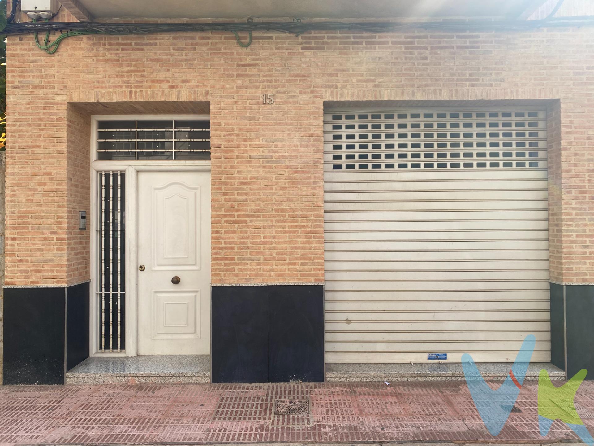 Pon tú el Precio y nosotros la Financiación hasta 80%, local comercial en venta Alginet, zona centro, 104 m2 de superficie, dos baños, propiedad en buen estado de conservación con patio de luces interior pisable y con linea 1 de metrovalencia cercana. No lo pienses más, solicita visitar el inmueble y descubrirás el local comercial que se adapta a tu estilo de trabajo. (Propuesta de precio sujeta a aprobación de la Propiedad y financiación sujeta a aprobación de la Entidad Financiera)