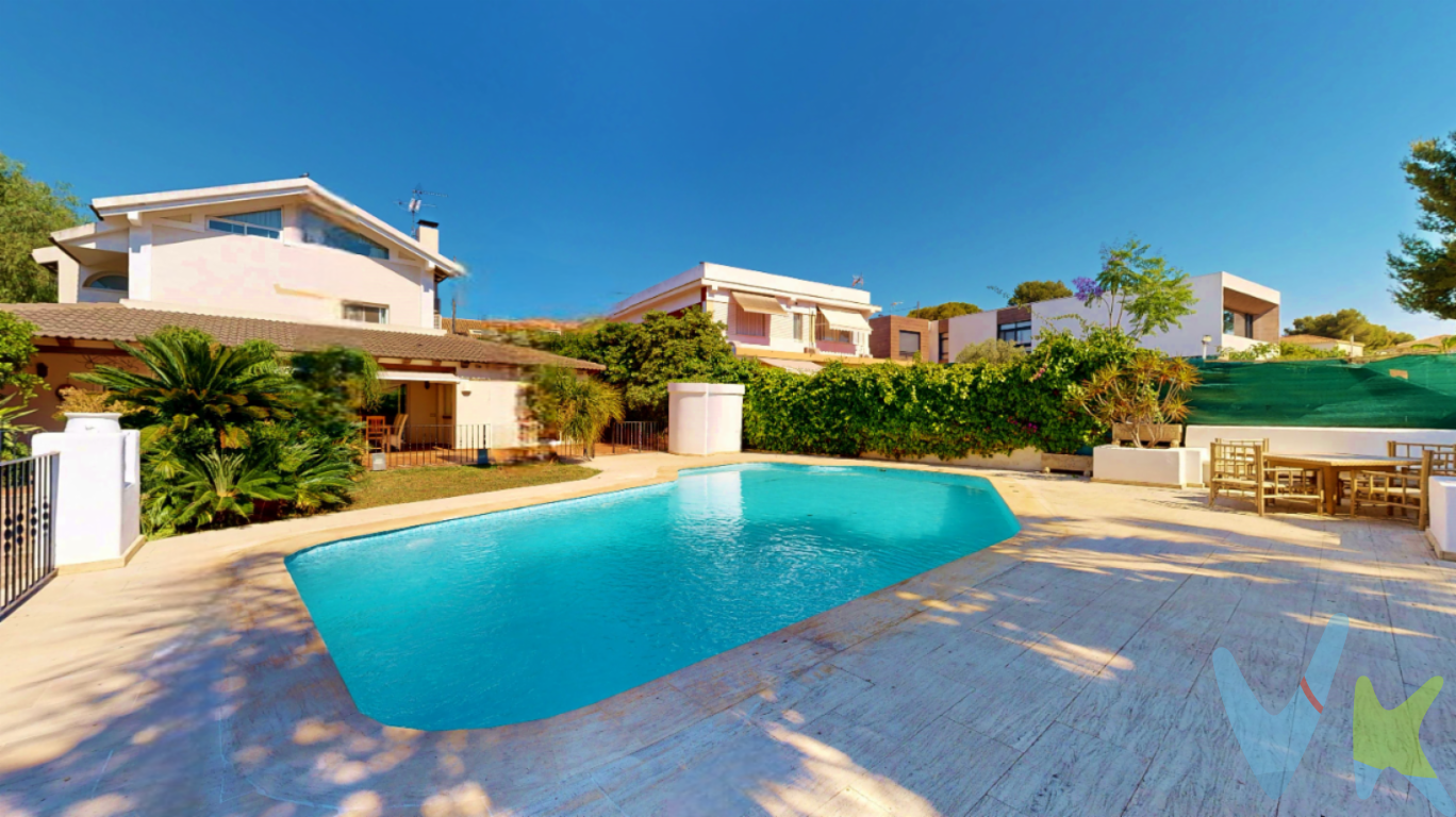 Exclusivo chalet en excepcional zona. Parcela 1600m² con piscina privada y 326m² de edificación  Chalet independiente en venta en una de las mejores zonas residenciales de Torrent, ubicado en la calle Ermiteta, en la zona del polideportivo Anabel Segura  (Villa Carmen), junto al centro comercial de las Américas y a un paso de la Avenida al Vedat, principal artería comercial de la población. Con una privilegiada parcela de 1.600 m² y una superficie construida de 326 m², esta vivienda ofrece amplitud, privacidad y todas las comodidades para disfrutar de una vida tranquila sin renunciar a estar cerca de todos los servicios. Podrás ir andando a supermercados, al metro Torrent Avinguda, llevar a tus hijos a los mejores colegios andando,....   La vivienda se encuentra en perfecto estado para entrar a vivir, se distribuye en dos plantas y cuenta con cinco amplios dormitorios y cuatro baños. Dispone de un espacioso salón-comedor, cocina independiente y diferentes estancias versátiles. Además, destaca por sus excelentes calidades: paredes lisas, suelos de gres, puertas de roble, ventanas de doble cristal y persianas eléctricas en la planta baja que aportan confort y funcionalidad.  Uno de los grandes atractivos de esta propiedad es su piscina privada, ideal para disfrutarla en familia o con amigos. La piscina cuenta con una depuradora que fue renovada hace apenas dos años y una ducha exterior con agua caliente. También encontramos un completo gimnasio privado y zona barbacoa. La edificación dispone de calefacción por radiadores de gas, así como sistema de climatización central y splits en habitaciones, armarios empotrados, puerta blindada, ..., todas las ventanas cuentan con mosquiteras instaladas. Ya para total comodidad dispondrás de garaje y trastero. La vivienda está orientada a todas las direcciones, lo que garantiza una gran luminosidad durante todo el día y vistas despejadas en cualquier estancia.  Una propiedad única por tamaño, equipamiento y ubicación, perfecta para familias que buscan confort, privacidad y calidad de vida en un entorno privilegiado.  Los asesores inmobiliarios decimos que hay varios factores que destacan en importancia a la hora de comprarse una nueva casa, los metros de parcela, calidad en sus acabados, antiguedad, orientación, vecinos,....  pero el primero de esos factores y por encima de todo es la ubicación. Es obvio que cualquier otro detalle de la casa se puede modificar, actualizar o adaptar al gusto y necesidades de sus propietarios, pero, de momento, la ubicación se caracteriza por su invariabilidad. Analizando los principales factores y la ubicación de esta casa se puede llegar a la conclusión de que, a veces, parece que sí se puede tener todo. Vuelves de viaje, de trabajar, de comprar, de hacer una gestión, ... y al regresar a casa, nada más entrar piensas ¡qué bien estoy en casa!!! Así te hará sentir esta vivienda, tu próximo hogar, donde te llenarás de energía y donde te podrás sorprender cada día con lo agradable que resulta el vivir en ella.  Si tienes que vender antes tu casa actual, llámanos y te asesoramos cómo hacerlo para además tener los mínimos gastos posibles y todas las garantías.  Agencia Registrada con el nº00516 en el Registro Obligatorio de Agentes Inmobiliarios de la Comunidad Valenciana    Por mandato expreso del propietario, COMERCIALIZAMOS ESTE INMUEBLE EN EXCLUSIVA, lo que le garantiza el acceso a toda la información, a un servicio de calidad, un trato fácil, sencillo y sin interferencias de terceros. Por este motivo, se ruega NO MOLESTAR AL PROPIETARIO, a los ocupantes de la propiedad o a los vecinos. Muchas gracias por su comprensión.   La oferta está sujeta a cambios de precio o retirada del mercado sin previo aviso. Este anuncio en su conjunto, incluyendo textos, fotos, imágenes o cualquier otro contenido de este, no es vinculante dado que la información es ofrecida por terceros y puede contener errores. Se muestra a título informativo y no contractual.  El precio anunciado NO INCLUYE los impuestos, ni los gastos como, Notario, Registro de la Propiedad, ni los honorarios de la agencia inmobiliaria.  Esta propiedad se pone a la venta con toda la documentación comprobada y en regla, por lo que ofrecemos GARANTIAS a los compradores.