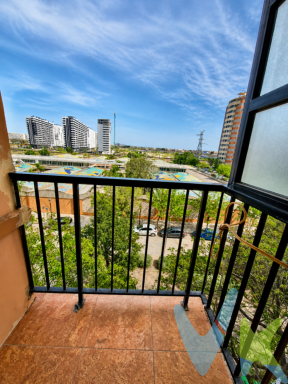 Vivienda luminosa con balcón y vistas despejadas en Valencia. VALENCASA presenta esta vivienda situada en una cuarta planta CON ascensor, ideal para quienes buscan amplitud, luz natural y una excelente distribución en Valencia.La vivienda dispone de 81 m² construidos y aproximadamente 64 m² útiles, distribuidos en un amplio salón-comedor con salida a balcón exterior y vistas totalmente despejadas, cocina independiente reformada con galería, dos dormitorios, baño completo reformado con ducha y amplias zonas de almacenaje gracias a sus armarios empotrados.Destaca por su gran luminosidad, su orientación y su altura, que aportan ventilación y claridad durante todo el día. La vivienda se encuentra en buen estado para entrar a vivir, con ventanas Climalit, suelo de gres y carpintería interior en madera.La cocina es espaciosa y funcional, equipada con gran capacidad de almacenaje y zona de galería. El salón resulta especialmente agradable gracias a sus vistas abiertas y acceso al balcón.Ubicada en una zona consolidada de Valencia, con buena conexión y cercanía a servicios, comercios, transporte público, zonas verdes y todo tipo de equipamientos para el día a día.Características principales:81 m² construidos64 m² útiles2 dormitorios1 baño reformado con duchaSalón-comedor amplio y luminosoBalcón exteriorCocina independiente reformada con galeríaArmarios empotradosVentanas Climalit4ª planta con ascensorFinca de 1967Vivienda exterior y muy luminosaCertificado energético: E Condiciones económicas y legalesPVP: 179.900Gastos e impuestos no incluidos en el precio. La compra conlleva impuestos y gastos de formalización para el comprador.En las segundas o ulteriores transmisiones, el Impuesto de Transmisiones Patrimoniales (ITP) se liquidará conforme a la normativa vigente de la Comunitat Valenciana. Con carácter general, el tipo aplicable es del 10%, sin perjuicio de la aplicación de tipos reducidos del 8%, 6%, 4% ó 3% cuando concurran los requisitos legalmente establecidos para ello.La compraventa se realizará con gastos según ley, por lo que los gastos de notaría y registro de la propiedad serán asumidos conforme a lo dispuesto en la normativa aplicable. A título orientativo, dichos gastos, según aranceles oficiales, pueden situarse aproximadamente entre 400  y 800 , dependiendo del precio final y de las circunstancias de la operación.Honorarios de intermediación inmobiliaria no incluidos en el precio: 4 % más IVA sobre el precio final de venta.Se informa al consumidor que la agencia actúa como intermediaria inmobiliaria en la operación, estando cualquier eventual compraventa y sus condiciones sujeta a la aceptación expresa del propietario o vendedor y a la posterior formalización del correspondiente contrato de arras.El consumidor tiene, conforme a la normativa vigente, a su disposición información y documentación adicional relativa al inmueble, pudiendo consultarla en la agencia inmobiliaria.La información contenida en este anuncio tiene carácter meramente informativo y no contractual, pudiendo estar sujeta a errores u omisiones involuntarias.