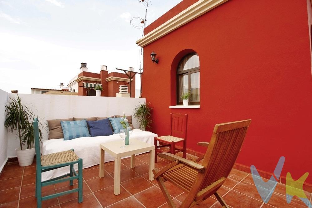 ****OPORTUNIDAD PARA INVERSORES****. Apartamento con inquilino en vigor y espectacular terraza privada. Magnífico Apartamento-Ático en venta en la Barriada El Rocío, ideal como inversión con inquilino actual y contrato de larga duración. La vivienda cuenta con 55 m² construidos distribuidos en 1 dormitorio, 1 baño completo, salón y cocina equipada. Además, disfruta de una espectacular terraza privativa de 35 m², perfecta para disfrutar del aire libre en la intimidad de tu hogar. Ubicado en esquina y con orientación suroeste, el apartamento es muy luminoso y cómodo. Características destacadas:. Terraza privada de 35 m². Cocina equipada-Suelo de parquet-Carpintería interior de madera-Carpintería exterior de aluminio climalit-Aire acondicionado-Armarios empotrados-Se vende amueblado. Alquilado actualmente con contrato de larga duración, IDEAL para inversores que buscan una inversión rentable desde el primer día, con rentabilidad asegurada y un inquilino solvente. . Entorno:. Situado en una zona tranquila con todos los servicios a mano: autobuses, zonas verdes, colegios y espacios infantiles. . Por mandato expreso del propietario, comercializamos este inmueble en exclusiva, lo que le garantiza el acceso a toda la información, a un servicio de calidad, un trato fácil, sencillo y sin interferencias de terceros. Por este motivo, se ruega no molestar al propietario, a los ocupantes de la propiedad o a los vecinos. Muchas gracias por su comprensión.  .  GASTOS E IMPUESTOS INHERENTES A LA COMPRA NO INCLUIDOS EN EL PRECIO, como ITP, notaría, registro, honorarios profesionales de agencia y posible financiación. D. I. A. (Documento de Información abreviado) a disposición del consumidor que lo solicite, en base a lo dispuesto en el Decreto 218/05 de 11 de Octubre que regula el Reglamento de Información al Consumidor en la compra-venta y arrendamiento de vivienda en Andalucía. 