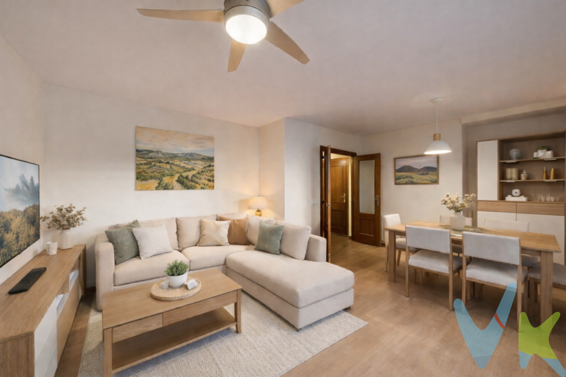 Imagina despertar cada mañana con la luz del Mediterráneo filtrándose suavemente entre los árboles de la Plaza de Santiago Grisolía, en plena zona universitaria, en avenida Blasco Ibáñez mientras la ciudad empieza a moverse a tu alrededor con ese ritmo tan único que tiene Blasco Ibáñez. Aquí, en este piso amplio y acogedor, cada día empieza con la sensación de haber elegido el lugar perfecto para vivir.Este hogar cuenta con cuatro habitaciones dobles, todas ellas pensadas para que cada miembro de la familiao cada nuevo proyecto personaltenga su propio espacio, su propia historia. Los dos baños completos, amplios y modernos, aportan comodidad y armonía a la rutina, convirtiendo incluso las prisas matutinas en un momento agradable.Subir a casa es sencillo y cómodo gracias al ascensor, y si lo deseas, puedes completar tu experiencia con la posibilidad de adquirir una plaza de garaje, un verdadero tesoro en esta zona tan demandada de Valencia.A pie de calle, la vida fluye con todos los servicios que puedas necesitar: comercios, supermercados, zonas verdes, cafeterías con aroma a barrio y, a pocos minutos, la estación del Cabañal, que abre la puerta a conexiones rápidas y prácticas.Vivir aquí no es solo tener un piso Es formar parte de una de las zonas con más historia, energía y proyección de la ciudad. Es disfrutar del equilibrio perfecto entre tranquilidad, comodidad y vida urbana.Tu nueva historia empieza en la Plaza de Santiago Grisolía. ¿La escribimos juntos?Agencia Registrada con el Nº 89 en el Registro Obligatorio de Agentes Inmobiliarios de la Comunitat Valenciana. Puede consultar en la web de la GVA. La oferta está sujeta a cambios de precio o retirada del mercado sin previo aviso. Este anuncio en su conjunto, incluyendo textos, fotos, imágenes o cualquier otro contenido del mismo, no es vinculante dado que la información es ofrecida por terceros y puede contener errores. Se muestra a título informativo y no contractual. El precio no incluye lo siguiente: Honorarios de la agencia inmobiliaria, impuestos (IVA, ITP) y otros gastos de la Compraventa (notaria, gestoría y registro).Por mandato expreso del propietario, comercializamos este inmueble en exclusiva, lo que le garantiza el acceso a toda la información, a un servicio de calidad, un trato fácil, sencillo y sin interferencias de terceros. Por este motivo, se ruega no molestar al propietario, a los ocupantes de la propiedad o a los vecinos. Muchas gracias por su comprensión. Si usted es agente inmobiliario y tiene un cliente para este inmueble, llámenos: estaremos encantados de colaborar.