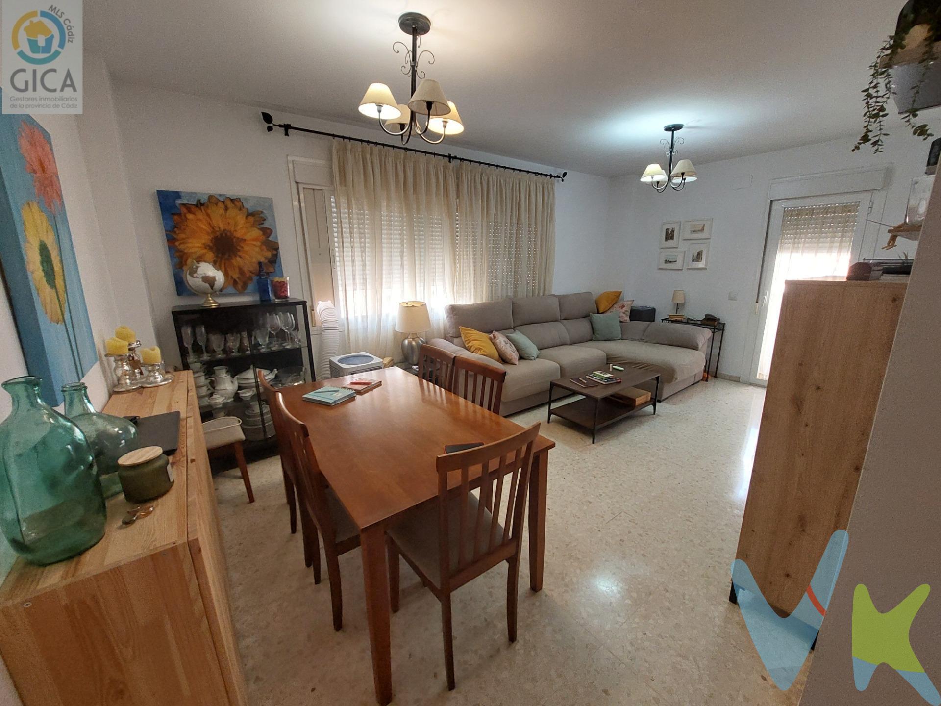 Fantástico piso junto Corte Inglés, en plaza Rafael Montoya Joya. Consta de 3 dormitorios, baño y aseo, cocina independiente y  salón, Tanto la cocina con el salón tiene acceso a la terraza. La vivienda es de 2009 por lo que la construcción es relativamente nueva y no necesita reformas. Cuenta con armario empotrado en el pasillo y una de las habitaciones. Además la vivienda dispone de plaza de parking con acceso directo del ascensor al sótano lo que lo hace muy cómodo a la hora de compras, niños, lluvia.. Mejor llámanos para visitar. -----------------------------------------------------------. Transparencia de precio, impuestos y honorarios:. El precio publicado corresponde únicamente al precio de venta del inmueble y no incluye impuestos, gastos de compraventa ni honorarios a cargo del comprador. Impuestos: ITP o IVA+AJD (según la naturaleza de la transmisión). En Andalucía, en segundas transmisiones el ITP es 7% con carácter general, pudiendo aplicarse tipos reducidos (6% o 3,5%) si se cumplen requisitos. Base del impuesto: con carácter general, la base será la mayor entre el precio declarado y el valor de referencia (según normativa aplicable). Gastos de compraventa: notaría, registro y, en su caso, gestoría (desde 2.000€ orientativo, según operación). Honorarios comprador (no incluidos): 3% + IVA, con mín. 3.500€ + IVA si precio < 115.000€. Se informan y aceptan por escrito (hoja de encargo/servicios) antes de la visita y de cualquier gestión vinculada a la compra. Ficha informativa (Decreto 218/2005) a disposición del interesado. Fuentes oficiales: información tributaria y valor de referencia disponibles en fuentes oficiales de la Junta de Andalucía y se facilitan a quien lo solicite. Exclusiva: Por mandato expreso del propietario, este inmueble se comercializa en exclusiva a través de la inmobiliaria. Se ruega no contactar directamente con propiedad/ocupantes/vecinos. . 