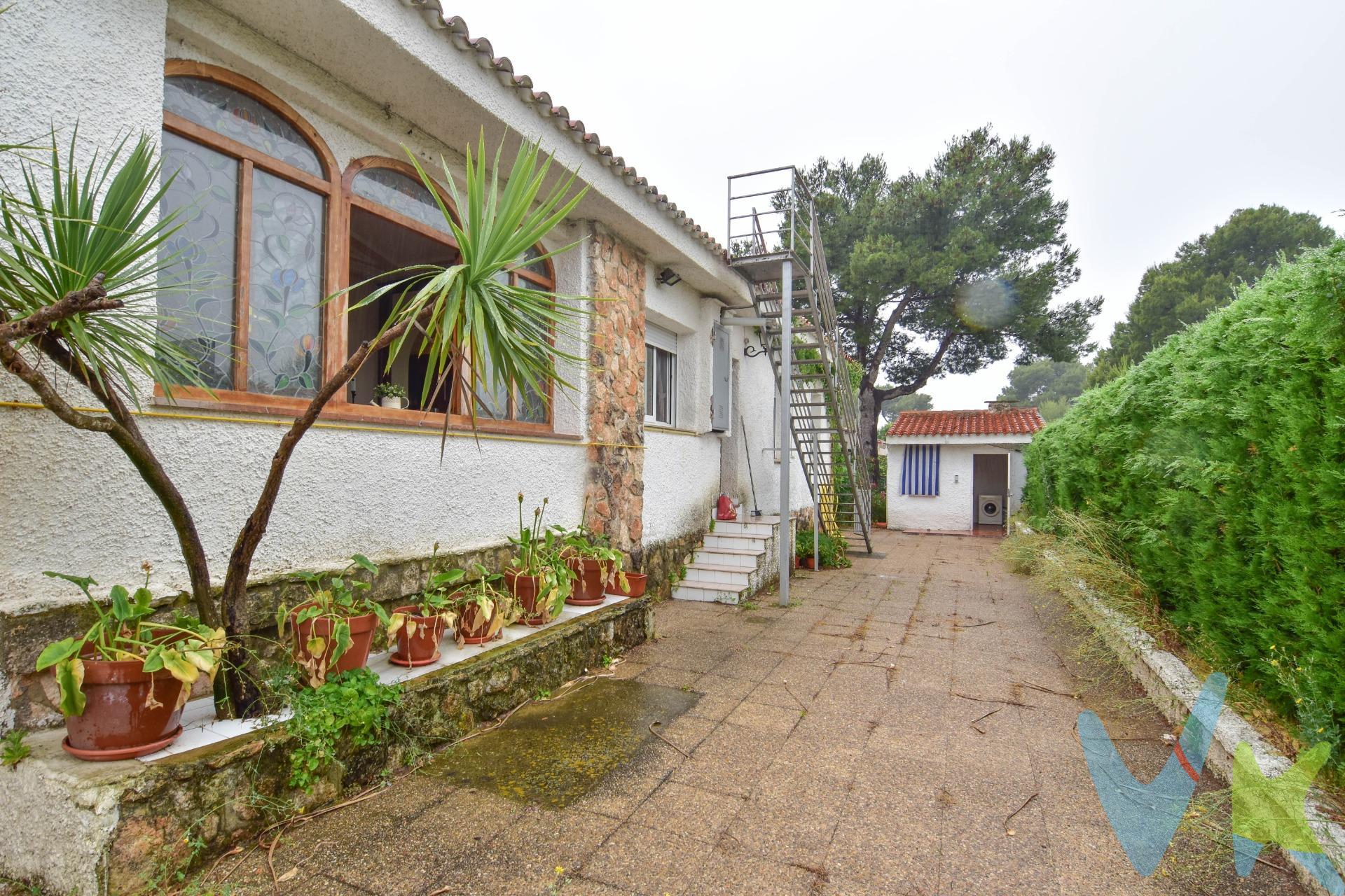 Hay casas que se visitan. Y hay casas que se viven desde el primer instante. Este chalet en Torrent, a un paso de las cumbres de Calicanto, pertenece a las segundas. Imagina abrir la puerta un viernes por la tarde y sentir que el fin de semana empieza antes de dejar las llaves. Afuera, una parcela de 1.250 m² se convierte en un pequeño universo privado donde cada espacio invita a quedarse un poco más: la piscina esperando los días largos, el aroma de los árboles frutales, el huerto creciendo a su ritmo y ese rincón preparado para las sobremesas eternas alrededor del paellero. Aquí el exterior no acompaña a la vivienda: forma parte de ella. Un baño exterior para olvidarte de entrar y salir de casa, cocinilla y lavandería independientes para hacer la vida más cómoda y cada detalle pensado para disfrutar del aire libre sin renunciar a nada. Dentro, todo ocurre en una sola planta. Sin escaleras, sin barreras, con espacios que conectan entre sí con naturalidad. Cuatro dormitorios para que cada uno tenga su lugar, un despacho donde trabajar en silencio o crear nuevos proyectos, y tres baños que hacen el día a día más fácil. La cocina independiente, presidida por una gran isla, se abre hacia la terraza trasera como si entendiera que aquí cocinar también significa compartir. Desayunos tranquilos, comidas improvisadas y cenas que terminan cuando ya ha caído la noche. Y en el corazón de la vivienda, un gran salón comedor con chimenea. Ese espacio donde en invierno el fuego reúne conversaciones y en verano las puertas abiertas dejan entrar la brisa y el olor del jardín. Como extra, un sótano con bodega y zona de almacenaje que guarda un sinfín de posibilidades: vinos, recuerdos, proyectos o simplemente todo aquello que merece tener su propio espacio. Este chalet no habla de metros. Habla de una forma de vivir. Más tranquila. Más conectada con el exterior. Más consciente del valor de tener espacio, intimidad y naturaleza… sin alejarse de la ciudad. Porque hay lugares que se compran. Y otros que empiezan a formar parte de tu historia desde el primer día. Nota: Agencia Registrada con el Nº 1395 en el Registro Obligatorio de Agentes Inmobiliarios de la Comunitat Valenciana, consultable en la web de la Generalitat Valenciana. La oferta está sujeta a cambios de precio o retirada del mercado sin previo aviso. La información contenida en el presente anuncio se facilita a título meramente informativo y no contractual, los datos, descripciones, superficies, imágenes y cualquier otro contenido del mismo pueden estar sujetos a errores u omisiones al ser facilitados por terceros. El precio de venta publicado no incluye los honorarios de intermediación inmobiliaria, ni los impuestos legalmente aplicables (IVA o ITP), ni los gastos derivados de la compraventa, tales como notaría, registro y gestoría, ni aquellos derivados de la financiación, en caso de existir. Por mandato expreso del propietario, este inmueble se comercializa en régimen de exclusiva, garantizando al interesado un acceso completo a la información y una gestión profesional, transparente y sin interferencias de terceros. Se ruega no molestar al propietario, a los ocupantes del inmueble ni a los vecinos. Agentes inmobiliarios con cliente interesado pueden contactar con la agencia para colaborar. Nuestro departamento financiero puede conseguir tu financiación. ¡Consúltanos!
