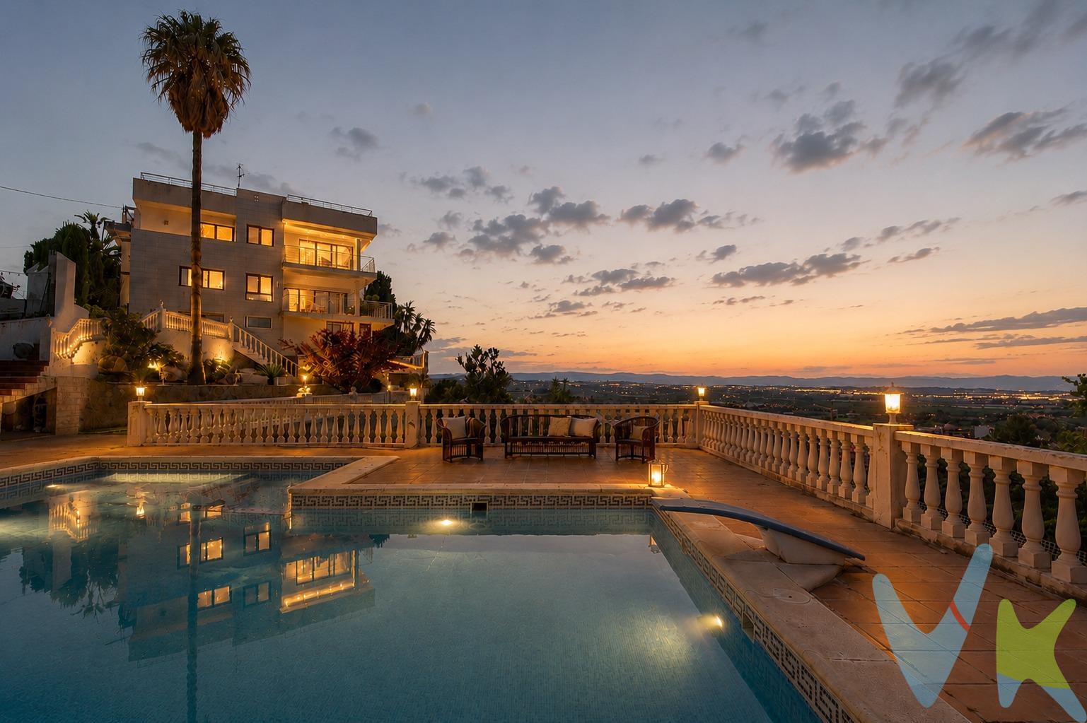 ¿Buscas espacio, comodidad y unas vistas que marquen la diferencia? Esta vivienda en la Loma del Castillo domina todo el entorno: desde sus terrazas se ve toda Chiva y, en el horizonte, el mar. Se trata de una propiedad muy completa, pensada para hacer vida tanto dentro como fuera, equipada con ascensor que conecta desde el sótano hasta el altillo, y distribuida para dar total independencia a sus habitantes con 6 habitaciones y 7 baños en total. . La distribución principal:. • Planta de día: El núcleo de la casa. Un gran salón-comedor que conecta con una impotente terraza de unos 40m2. La cocina cuenta con unas vistas impresionantes, además de tener despensa y un cuarto independiente para la limpieza. En esta planta también hay una habitación completa con vestidor y baño en suite (ideal para no depender de escaleras), además de un segundo baño de cortesía para la planta. • Planta superior: La zona de descanso. La habitación principal destaca por su amplitud, una terraza privada de unos 20 m², un gran vestidor y un baño completo con ducha y bañera de hidromasaje. En esta misma planta hay dos habitaciones dobles adicionales; ambas cuentan con su propia armariada, baño integrado y balcón privado. • Sótano: Un espacio polivalente que no es solo garaje. Cuenta con capacidad de aparcamiento y trastero, pero también incluye un baño completo y dos habitaciones (una de ellas actualmente enfocada como cuarto de juegos para niños). El exterior:. La parcela está diseñada para disfrutarla. Cuenta con una piscina de gran tamaño y, justo al lado, un paellero cubierto con una segunda cocina exterior muy amplia y un baño completo, pensado para hacer vida en el jardín sin necesidad de entrar a la vivienda principal. Además del garaje de la propia casa, al final de la parcela hay dos edificaciones independientes destinadas a garajes cerrados adicionales y trasteros, perfectos para almacenaje o incluso una casa de invitados. . Por expreso deseo de los propietarios, esta vivienda se comercializa en EXCLUSIVA, por lo que le garantiza un trato fácil, cómodo y sin interferencias. Rogamos no molesten a sus ocupantes, propietarios o vecinos. Si usted es un profesional inmobiliario, no dude en llamarnos, estaremos encantados de colaborar en la venta de este inmueble. Honorarios de agencia, gestoría, notaría, registro e impuestos no incluidos. Anuncio no vinculante, puede contener errores.
