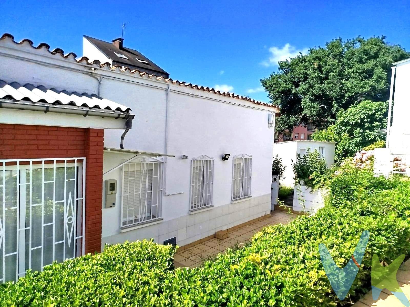 Si buscas una vivienda accesible, cómoda, funcional y con jardín, en Solares junto a todo tipo de servicios, a menos de 20 minutos de Santander y  en una ubicación privilegiada te ofrecemos esta vivienda en planta baja distribuida en 3 habitaciones, amplio salón muy luminoso, cocina independiente completamente equipada y un baño, todo exterior. El tejado está reformado recientemente al igual que el interior de la vivienda. En el exterior cuenta con jardín comunitario totalmente vallado. En el precio se incluye trastero y garaje cerrado. No lo dudes, no dejes pasar esta oportunidad y concierta una visita. Impuestos, gastos de Notaría y Registro a parte. 