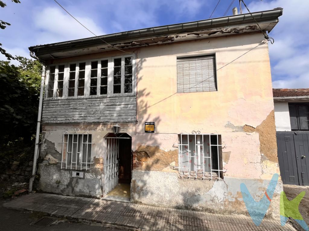 En el Concejo de Siero, en la zona de Carbayín, ponemos a la venta esta coqueta casa de dos plantas con corredor para rehabilitar.La planta baja dispone de salón, cocina, dormitorio y baño.En la planta alta encontramos otro salón con corredor, tres dormitorios y un despacho.Aunque la casa se construyó en el año 1900, se remodeló en la década de los 80 y más recientemente se ha reparado el tejado. Dispone de alcantarillado y agua y luz dados de alta.Frente a la casa nos encontramos una zona con edificaciones auxiliares antiguas, desde donde se accede a una preciosa finca edificable de 1.580 m2, cuadrada y llana, donde se puede construir una vivienda de hasta 300 m2.¿Qué más se puede pedir? El precio no incluye el Impuesto de Transmisiones Patrimoniales ni los gastos de Notaría y Registro.