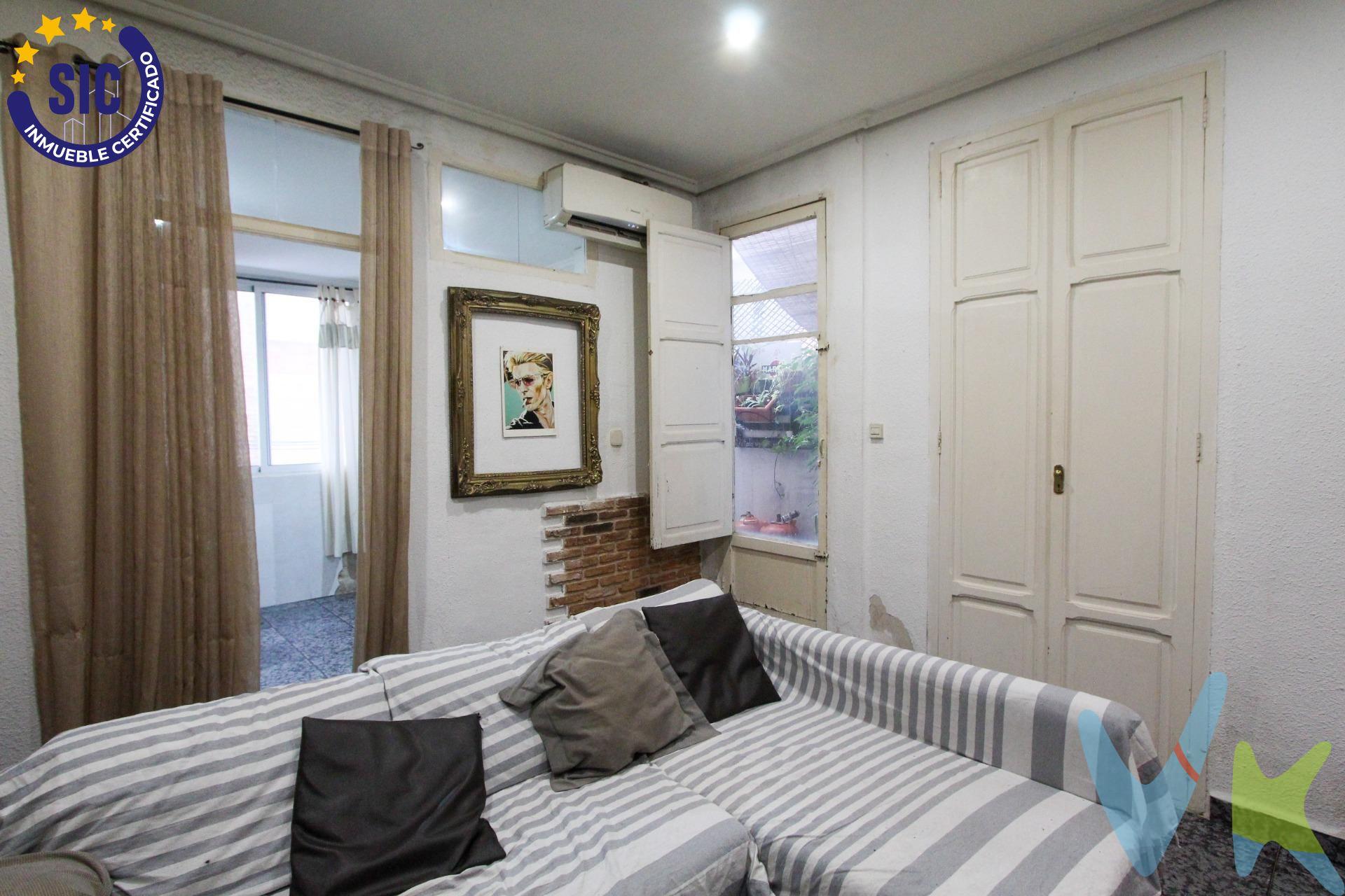 ¡Oportunidad de inversión! Piso alquilado en Ruzafa, Valencia. Descubra este espacioso y luminoso piso en Ruzafa, uno de los barrios más emblemáticos y demandados de Valencia. Con 60 m² construidos, la vivienda se distribuye en dos habitaciones, un acogedor salón-comedor, terraza exterior, cocina independiente y un baño completo. Ubicación inmejorable: a solo 5 minutos a pie del centro de Valencia, con una excelente conexión a transporte público, incluyendo la estación de tren Valencia Joaquín Sorolla. En los alrededores encontrará escuelas, supermercados, bancos, bibliotecas, farmacias, oficinas de correos y centros deportivos, garantizando comodidad y todos los servicios a su alcance. Ideal para inversores, ya que el inmueble se encuentra alquilado. Para más información sobre las condiciones de compraventa y detalles adicionales, consulte con nuestro Agente Comercial. Actualmente la propiedad tiene un contrato de alquiler vigente hasta el 31/12/2027, por un valor de 477€ al mes. La descripción del presente inmueble e imágenes tienen mero carácter informativo y en ningún caso carácter contractual, pudiendo ser modificados por la inmobiliaria comercializadora sin que ello implique responsabilidad alguna frente a terceros. En el precio de venta a público, esta propiedad NO incluye los gastos de adquisición (Notario, registro, gestión, honorarios, etc…). 