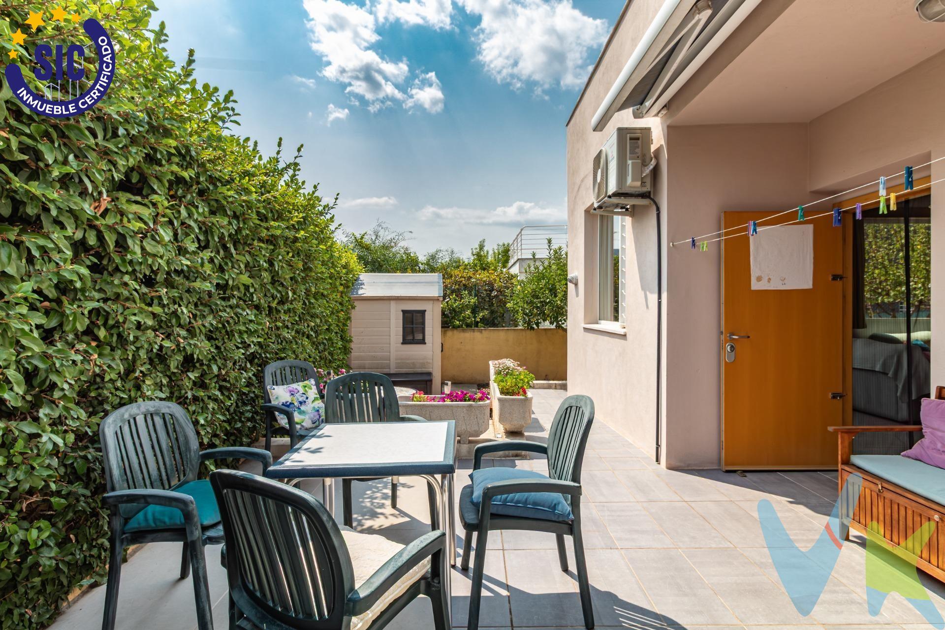 Descubre esta encantadora propiedad situada en la tranquila zona residencial de La Pobla Tornesa, un entorno natural privilegiado ideal tanto para familias como para quienes buscan una inversión con rentabilidad asegurada. Con una superficie construida de 173 m² sobre una parcela de 300 m², esta propiedad ofrece un diseño muy versátil compuesto por dos viviendas independientes, conectadas entre sí por una escalera exterior. Esta distribución permite disfrutar de una vida familiar cómoda con total privacidad, al tiempo que se abre la posibilidad de alquilar una de las plantas o destinarla a recibir visitas prolongadas sin perder intimidad. La vivienda destaca por su luminosidad, gracias a los grandes ventanales que inundan cada estancia de luz natural, creando un ambiente cálido y acogedor. El jardín privado, con árboles frutales, invita a relajarse al aire libre o disfrutar de momentos especiales en familia. Además, la sostenibilidad ha sido una prioridad en esta casa: cuenta con placas solares, depósitos para la recogida de agua de lluvia y una instalación eléctrica adaptada con cargador para coche eléctrico. La vivienda dispone de aire acondicionado en ambas plantas, así como calefacción mediante estufa de leña. Además, todas las ventanas están equipadas con mosquiteras. En la planta baja se encuentra un salón amplio y luminoso con salida directa al jardín, una cocina independiente completamente equipada, lavadero, un baño completo y dos dormitorios dobles. En la planta superior, la vivienda ofrece un espacio abierto con cocina integrada al salón, una terraza con impresionantes vistas al paraje natural del Desierto de Las Palmas, dos dormitorios dobles, un espacio para la colada y también un baño completo. (*) Cláusula de Transparencia y Desglose de Gastos. En cumplimiento de las obligaciones de información previstas en la Ley 10/2025, de 28 de diciembre, de servicios de atención a la clientela y transparencia, así como en la normativa sectorial vigente, se hace constar que el precio indicado no incluye los gastos e impuestos inherentes a la adquisición, los cuales se desglosan a continuación:. - Impuesto sobre Transmisiones Patrimoniales (ITP): Se aplicará el tipo impositivo vigente en la Comunidad Valenciana, generalmente el 10%, sin perjuicio de tipos reducidos aplicables según las circunstancias personales del comprador o las características del inmueble. El impuesto se devenga sobre el Valor de Referencia Catastral o el precio de venta, aquel que resulte superior. Para una información exhaustiva sobre el funcionamiento, tipos impositivos y bonificaciones del ITP, puede consultar el portal oficial de la Agencia Tributaria autonómica en el siguiente enlace: www.atv.gva.es/es/itpajd. - Gastos de Notaría: Los honorarios notariales se calcularán conforme al arancel oficial regulado en el Anexo I, del Real Decreto 1426/1989, de 17 de noviembre, por el que se aprueba el arancel Notarial. - Gastos de Registro: La inscripción en el Registro de la Propiedad se facturará según el arancel oficial establecido en el Anexo I, del Real Decreto 1427/1989, de 17 de noviembre, por el que se aprueba el arancel de los Registradores de la Propiedad. - Gastos de Gestión: Los honorarios por la tramitación administrativa, liquidación de impuestos e inscripción registral, en el supuesto de ser a cargo de la agencia inmobiliaria, ascienden a 302,50 € (IVA incluido). - Honorarios Agencia del Vendedor: incluidos en el precio publicado. - Honorarios Agencia del Comprador: Se informa que eventualmente podrían existir honorarios profesionales a cargo del adquirente, en aquellos casos en que se hubieran contratado previamente los servicios específicos del encargo de compra y en ningún caso estarán vinculados al precio.