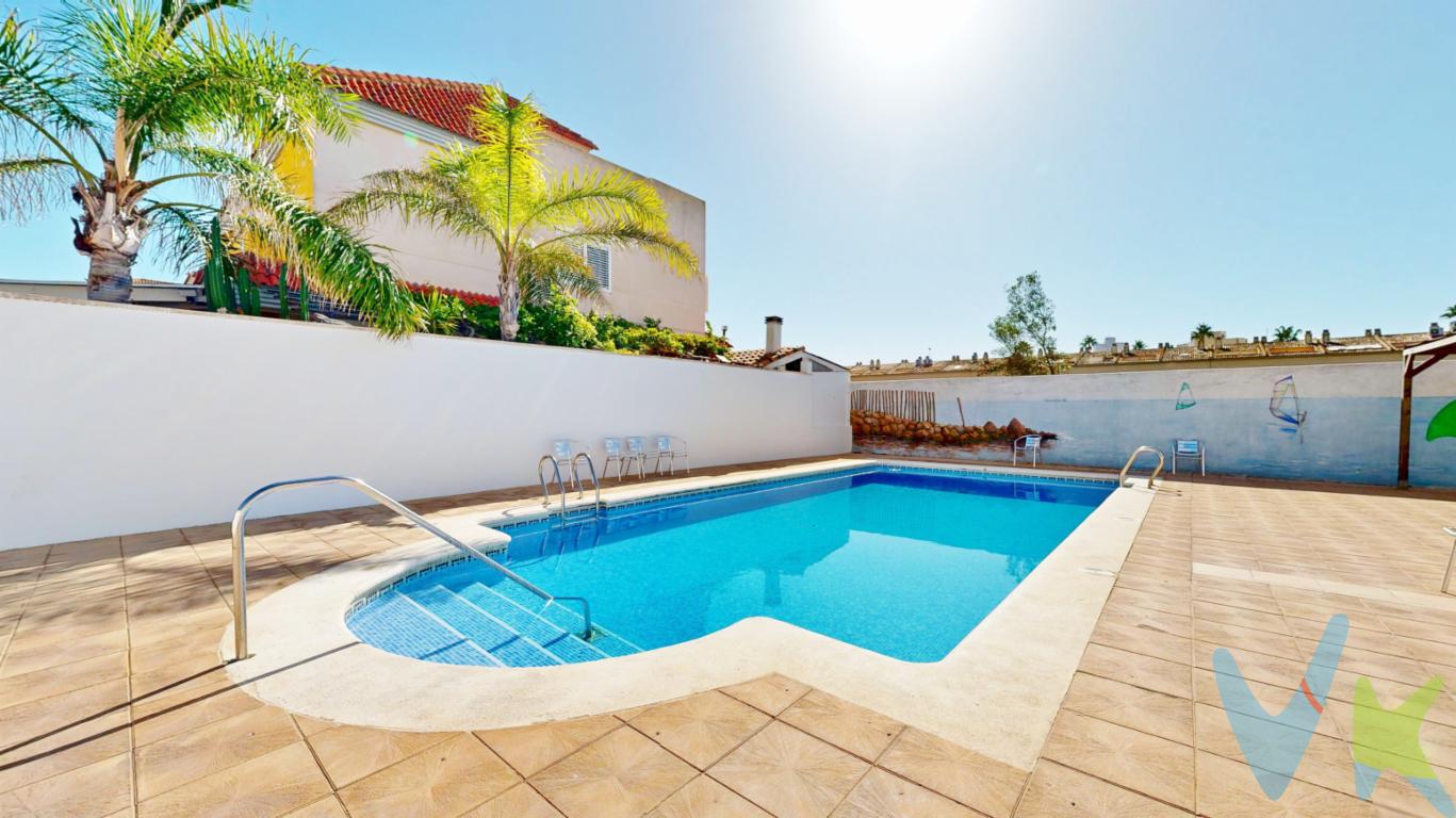 PAREADO A 20 metros DE LA PLAYA, con terrazas y piscina comunitaria!!!    Hay casas que se visitan y casas en las que nada más entrar, empiezas a imaginar tu vida. Esta es una de ellas.    Un hogar pensado para disfrutar de algo que cada vez valoramos más: espacio, tranquilidad y tiempo de calidad con los nuestros.    La vivienda dispone de 4 habitaciones y 2 baños, una distribución perfecta tanto para una familia como para quienes necesitan ese dormitorio extra que puede convertirse en despacho, habitación de invitados o ese espacio personal que siempre has querido tener para tus aficiones. Como dato importante una de las habitaciones está en la planta de abajo, con acceso directo, sin escalones.    Probablemente una de las zonas que más vas a disfrutar gracias a este clima mediterráneo es el que está en el exterior. Su parcela, esa que invita a imaginar desayunos tranquilos al aire libre rodeado de plantas, comidas de domingo que se alargan utilizando la práctica zona junto a la cocina de barbacoa, tardes con amigos o simplemente ese momento al final del día en el que apetece desconectar de todo en tu tumbona.    La vivienda disfruta además de vistas despejadas y una excelente luminosidad, creando espacios agradables y llenos de vida.    Y cuando llega el verano, hay pequeños grandes privilegios que cambian completamente la forma de disfrutar de esta, posiblemente tu futura casa. Aquí tendrás una piscina comunitaria donde refrescarte cuando vuelves de la playa, de trabajar, de comprar...., descansar y disfrutar de esos días en los que no hace falta hacer planes porque el mejor plan está en tu casa.    En el interior encontrarás una vivienda lista para entrar a vivir, cuidada y preparada para comenzar una nueva etapa sin necesidad de afrontar incómodas reformas. Cuenta con aire acondicionado por conductos, ventanas de aluminio con doble acristalamiento, puertas lacadas, suelos de gres y puerta blindada.    Y qué decir de su privilegiada ubicación, serás la envidia de todos tus conocidos, a escasos 10 metros de la playa del Perellonet, 100 metros de todos los servicios y a escasos 15 minutos de la Ciudad de las Artes y las Ciencias de Valencia.    Porque comprar una casa no consiste únicamente en sumar metros, habitaciones o prestaciones. Consiste en encontrar calidad de vida, ese lugar al que apetece volver cada día, tu hogar.    Un hogar donde celebrar cumpleaños, recibir amigos, ver crecer a la familia y acumular esos pequeños momentos que, con los años, terminan convirtiéndose en los mejores recuerdos.    Quizá esta no sea simplemente tu próxima casa. Quizá sea el lugar donde empiece tu próxima etapa.      Si tienes que vender antes tu vivienda, llámanos y te asesoramos cómo hacerlo para además tener los mínimos gastos posibles y todas las garantías.  Agencia Registrada con el nº00516 en el Registro Obligatorio de Agentes Inmobiliarios de la Comunidad Valenciana    Por mandato expreso del propietario, COMERCIALIZAMOS ESTE INMUEBLE EN EXCLUSIVA, lo que le garantiza el acceso a toda la información, a un servicio de calidad, un trato fácil, sencillo y sin interferencias de terceros. Por este motivo, se ruega NO MOLESTAR AL PROPIETARIO, a los ocupantes de la propiedad o a los vecinos. Muchas gracias por su comprensión.  La oferta está sujeta a cambios de precio o retirada del mercado sin previo aviso. Este anuncio en su conjunto, incluyendo textos, fotos, imágenes o cualquier otro contenido de este, no es vinculante dado que la información es ofrecida por terceros y puede contener errores. Se muestra a título informativo y no contractual.  El precio del inmueble no incluye los honorarios de la agencia que ascienden al 4%+IVA del precio final del inmueble, ni los gastos de notaría y registro de la propiedad (que están sujetos a aranceles y varían dependiendo del precio de escrituración), ni los impuestos (que en la Comunitat Valenciana varían dependiendo del precio del inmueble y de las características personales del comprador).  Esta propiedad se pone a la venta con toda la documentación comprobada y en regla, por lo que ofrecemos GARANTIAS a los compradores.