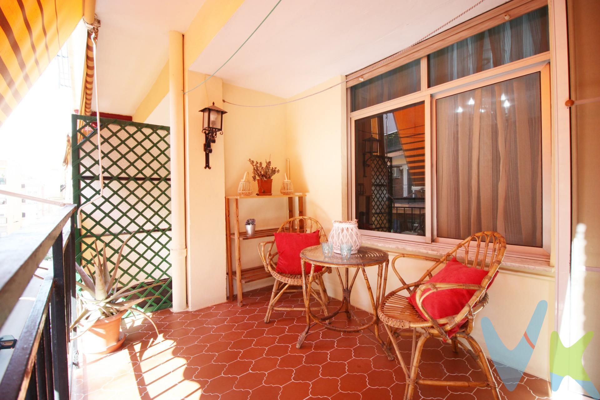 Presentamos esta excelente piso SIN ASCENSOR en una de las zonas más demandadas de Blasco Ibáñez, en Alaquàs. Se trata de una vivienda amplia y luminosa que destaca por su funcional distribución y su magnífica ubicación. El inmueble dispone de 4 habitaciones, ideales tanto para familias como para quienes necesiten despacho o espacio adicional. El salón-comedor es espacioso y cuenta con salida directa a una agradable terraza, perfecta para disfrutar de momentos al aire libre. La cocina es independiente y ofrece buen espacio de almacenamiento y trabajo. Además, la vivienda cuenta con un baño completo y se ubica en un edificio sin ascensor, aportando comodidad en el día a día. Ubicada en una zona consolidada, rodeada de supermercados, colegios, servicios y excelentes conexiones de transporte público que facilitan el acceso a Valencia y alrededores. Entra en este enlace y podrás ver nuestro recorrido virtual: https://my.matterport.com/show/?m=Lz4HJ588Fzu. Una propiedad con gran potencial en una ubicación estratégica. Para poder ofrecer el mejor servicio y garantía a nuestros clientes será imprescindible aportar:. - Contrato indefinido mayor de un año. - Que la mensualidad no supere el 30% de la nómina. - No aparecer en lista de morosidad. Cualquier duda estaremos encantados de atenderte. Gracias. . 