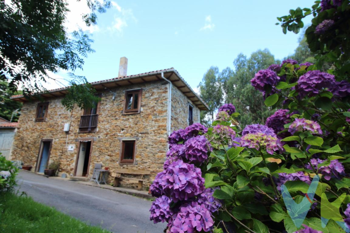 Oportunidad de adquirir en Asturias una estupenda propiedad con dos edificaciones, cuadra, pajar  y zona de garaje.  Dentro del pueblo ejemplar de Asturias 2020 cosmopolita y rural se encuentra esta ilusionante propiedad ,  pueblo ejemplar de Asturias 2020 cosmopolita y rural, que combina la poderosa arquitectura Indiana con la tradicional Asturiana. A escasos minutos tenemos la playa del Aguilar, una de las mas bonitas de la zona . Si sueña con tener una propiedad en Asturias, rodeado de bosques, con muy buen acceso y a un precio increíble, esta es su oportunidad. La casa principal tiene tres habitaciones situadas en la planta alta con acceso a un desván. En la planta principal tiene un acogedor salón con chimenea y cocina amueblada con todos los electrodomésticos. El baño, con bañera tiene ventana, colindante tenemos un aseo, actualmente se usa de lavandería. En la entrada tenemos acceso a una estancia de almacenaje donde encontramos la calefacción de pellets y trastero. Hay una  cuadra anexa y una zona de garaje. Delante de la casa tenemos lo que antiguamente era el pajar. El pajar se encuentra semi reformado, tiene dos alturas y unos bonitos techos de madera, con grandes ventanales. Es perfecto para realizar una segunda vivienda. La casa principal se ha reformado durante los últimos años y se encuentra en perfecto estado de conservación, las ventanas se han cambiado por unas de PVC con contraventas. Tanto las ventanas como el resto de la rehabilitación: fachada y tejados se ha buscado mantener el encanto de las casas de este bonito pueblo. Detrás de la casa, la cual se encuentra totalmente reformada, hay una bonita parcela ideal de 700m para descansar, escuchar el susurro y canto de los pájaros, mantener una pequeña huerta que poseen o incluso instalar una acogedora piscina. . Visítela y se enamorará. El precio de la propiedad no incluye impuestos, gastos de registro ni notariales.