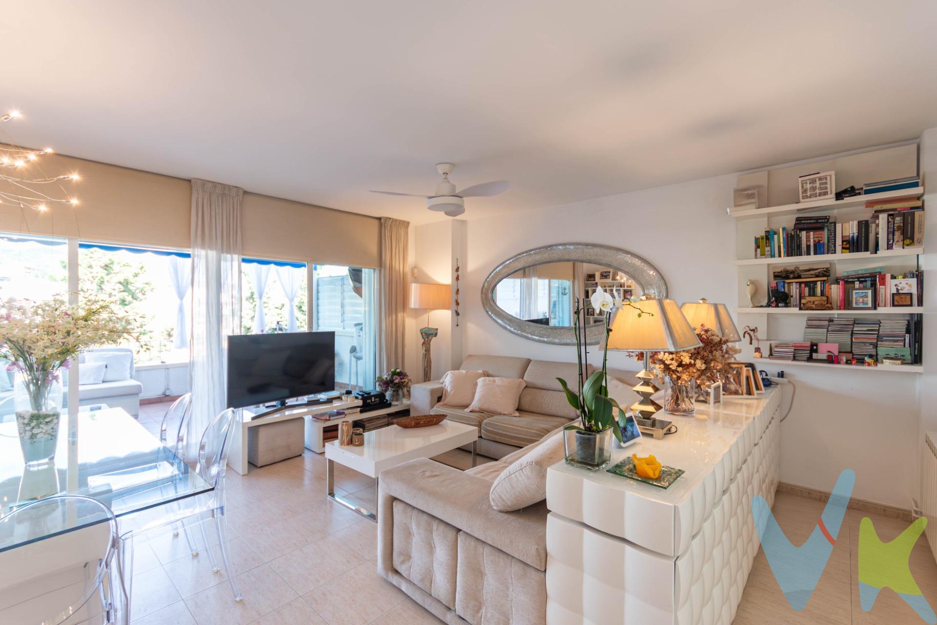 Ubicado en una de las zonas más exclusivas de Sitges, a tan solo dos minutos a pie de la playa de Sant Sebastià, presentamos este luminoso ático dúplex de 114 m² construidos, situado en una tranquila finca con ascensor. La propiedad destaca por su orientación, privacidad y dos amplias terrazas privadas con vistas despejadas al mar y a la montaña. Distribuido en tres niveles, el inmueble ofrece una cómoda y funcional organización de los espacios:. Primera planta: zona de descanso con dos habitaciones dobles (una de ellas en suite con baño completo), una habitación individual y un segundo baño completo. Segunda planta: gran salón-comedor con abundante luz natural, cocina independiente totalmente equipada y salida directa a una encantadora terraza, perfecta para disfrutar del aire libre y del clima mediterráneo. Tercera planta: solárium privado con espectaculares vistas al mar y a la montaña, donde se ubica también una zona de lavadero y espacio de almacenaje. Construida en 2007, la vivienda dispone de calefacción por gas natural y aire acondicionado. Una opción ideal para quienes buscan luz, amplitud y tranquilidad en una ubicación privilegiada de Sitges, cerca de todos los servicios y del centro histórico. Ref. 11343 MM. Precio de venta: 690.000 €. El precio no incluye impuestos (ITP, IVA y AJD), ni los gastos de notaría ni de registro. El mobiliario y los elementos decorativos que aparecen en las imágenes no están incluidos en el precio. 