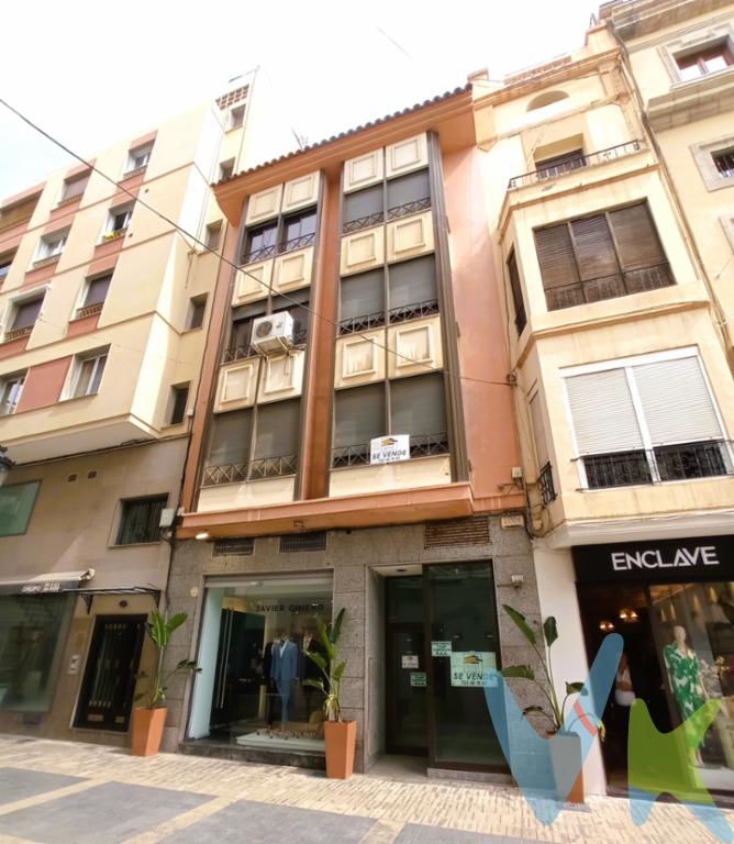  Quieres un edificio al lado del Ayuntamiento con un local comercial en planta baja y cuatro plantas destinadas a oficinas?  Lo tenemos y está justo al lado del Ayuntamiento, en el corazón de la ciudad rodeado de comercios, cafeterías y con un abundante flujo peatonal. En total tiene una superficie de 115 metros útiles, repartidos en 24,30 m2 en planta baja, tres plantas de 4,30m2 cada una y una última de 17,88 m2 útiles más una terraza de 7 m2,  este inmueble es una excelente oportunidad para emprender un nuevo negocio o expandir el actual.Construido en 1995, este local cuenta con una distribución funcional que se adapta a las necesidades de cualquier tipo de actividad comercial. Sus 158 metros construidos ofrecen un espacio generoso que permite aprovechar al máximo cada rincón y crear un ambiente acogedor para clientes y empleados.La ubicación estratégica de este local comercial garantiza un flujo constante de visitantes y clientes potenciales, lo que se traduce en una mayor visibilidad y oportunidades de negocio. Además, la zona Centro - Casco Histórico de Castellón es conocida por su encanto y su ambiente único, lo que añade un valor especial a este inmueble.Con una fachada amplia y luminosa, este local destaca por su presencia en la calle y su potencial para atraer la atención de los peatones. Además, su distribución interior permite organizar el espacio de manera eficiente y crear distintas áreas de trabajo o exposición según las necesidades específicas de cada negocio.No pierda la oportunidad de visitar este local comercial en venta en Castellón. Con su superficie amplia, su ubicación privilegiada y su potencial para convertirse en el lugar ideal para su negocio, este inmueble es una inversión segura y rentable a largo plazo.Le invitamos a contactar con nosotros para concertar una visita y descubrir por sí mismo todas las posibilidades que ofrece este local comercial en el Centro - Casco Histórico de Castellón. Estamos seguros de que quedará impresionado por su amplitud, su luminosidad y su excelente ubicación.No deje pasar esta oportunidad única de adquirir un local comercial en una de las zonas más demandadas de Castellón. ¡Llámenos ahora y reserve su visita! ¡Le esperamos!Posibilidad de financiación hasta el 100%, pregúntanos.Gastos, impuestos, y honorarios profesionales no incluidos en el precio. 