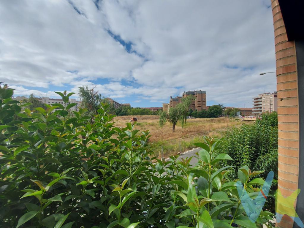 Junto a calle Vara de Rey  de Logroño.Vivienda de 3 dormitorios, con 1 baño y 1 aseo.Exterior. Cocina equipada con electrodomésticos.Trastero bajo cubierta y garaje.Terraza a patio y balcón exteriores a mediodía.Suelos de parquet,  y gres en cocina y baños.Carpintería exterior de aluminio con climalit e interior de madera.Junto a toda clase de servicios y comercios y a 5 minutos de Gran Vía.