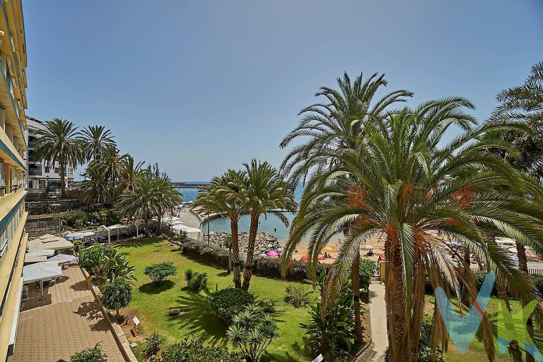 Donde el mar y la tranquilidad se encuentran en el mejor clima del mundo, con inviernos suaves soleados y templados. Te presento una de esas oportunidades que no aparecen todos los días: un piso reformado y listo para entrar a vivir o disfrutar como inversión, a escasos metros de la arena. Situado en el conocido edificio La Lajilla, en Arguineguín, este hogar te ofrece la posibilidad de vivir —o alquilar— en un entorno único, con la playa de Costa Alegre a un paso y la de Las Marañuelas a apenas 100 metros. El edificio cuenta con amplias zonas comunes, ascensores, rampas y acceso directo al paseo marítimo, garantizando movilidad sin barreras desde la entrada hasta la misma orilla del mar. Entre sus jardines bien cuidados, descubrirás un rincón de calma con acceso directo a una playa tranquila, protegida del oleaje y perfecta para relajarte a cualquier hora del día. El paseo que bordea la costa conecta con Patalavaca y Anfi del Mar, ofreciéndote kilómetros de mar para recorrer andando, en bici o disfrutando de deportes acuáticos. Además, la zona cuenta con una amplia oferta de restaurantes, tiendas y espacios de ocio, todo ello con ese ambiente relajado tan propio de Arguineguín. Desde el salón-cocina de la vivienda disfrutarás de vistas directas a los jardines, al mar y al cielo del sur, con una orientación que garantiza luz natural durante todo el día y una ventilación constante. El dormitorio, actualmente abierto al salón en formato estudio, puede cerrarse fácilmente si prefieres mayor intimidad. Y si no conoces Arguineguín, déjame contarte un secreto: este es uno de los pocos núcleos residenciales tranquilos dentro de la zona turística. Aquí, la vida local se mezcla con un turismo sosegado, especialmente del norte de Europa, lo que convierte esta propiedad también en una opción muy sólida si estás pensando en alquilar. En definitiva: calidad de vida, rentabilidad y una ubicación difícil de superar. ¿Quieres conocerla?, llámame. Los gastos de impuestos, registro, notaría y cualquier otro derivados de la venta no están incluidos en el precio PVP. 