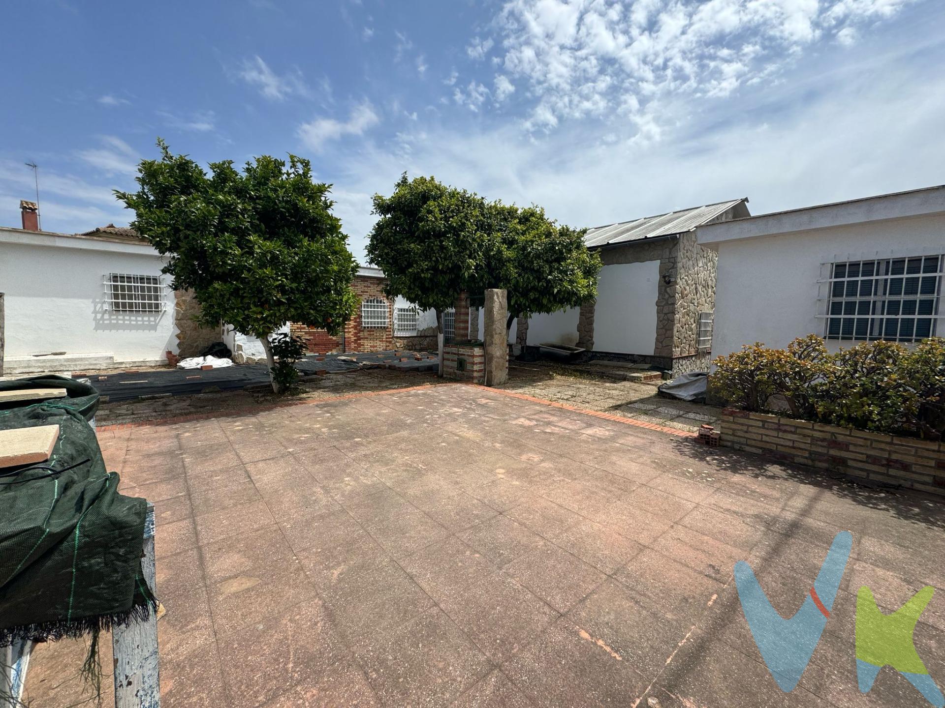 . ¿Buscas una vivienda con espacio de sobra y múltiples posibilidades? Esta propiedad ubicada en una tranquila zona residencial de Chiclana de la Frontera te ofrece todo eso y más. ✨ Características principales:. Ideal para adaptar a tu gusto. Cocina independiente. Amplio salón. 5 habitaciones perfectas para familias grandes o para crear tu propio despacho, gimnasio, etc. 2 baños completos y 1 aseo adicional. Porche cerrado. Apartamento independiente, ideal para invitados o incluso como opción de alquiler. Zona de aparcamiento privada. Trastero de uso como taller incluido. 📍 Ubicada, con todos los servicios al alcance: Centros comerciales, supermercados, transporte público y fácil acceso a las vías principales. Una casa con muchísimo potencial para reformar, tanto como vivienda habitual como inversión. ¡No dejes pasar esta oportunidad!. 📞 Contacta ahora para más información o concertar una visita. * Gastos, Impuestos y Honorarios de la Agencia no incluidos. . *Si estás interesado en esta vivienda pero tienes que vender, contacta con nosotros, podemos ayudarte a encontrar comprador para tu vivienda.