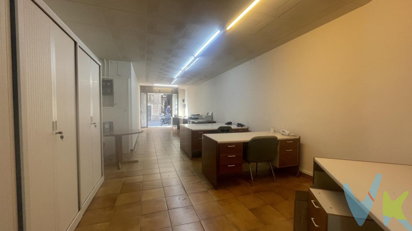 Local en venta en Barcelona, en el barrio de Gracia ubicado en la calle Mare de Deu del Coll, a escasos 100 metros de Travesera de Dalt y Plaza Lesseps, perfectamente comunicado por metro, bus y de facil acceso al centro de la cuidad y Rondas.Local en buen estado y listo para entrar dispone de 82m2 construidos (73m2 útiles) diáfano de forma rectangular y ventilado por la parte posterior a través de ventanas al pasaje Napoleò.Medidas aproximadas 3m de ancho x 26m de fondo y una altura de 3,20m Equipado con persiana metálica enrollable, cerramientos de aluminio, suelo de terrazo y un aseo.Ideal para despacho profesional, oficina productiva, espacio para actividad propiaSuministros de agua y luz dados de alta.Honorarios de venta: 5% sobre el precio final de compraventa + 21% IVA.Al precio final se deberán añadir los gastos de adquisición (ITP 10%, IVA si aplica, notaría, registro y gastos de gestión). 