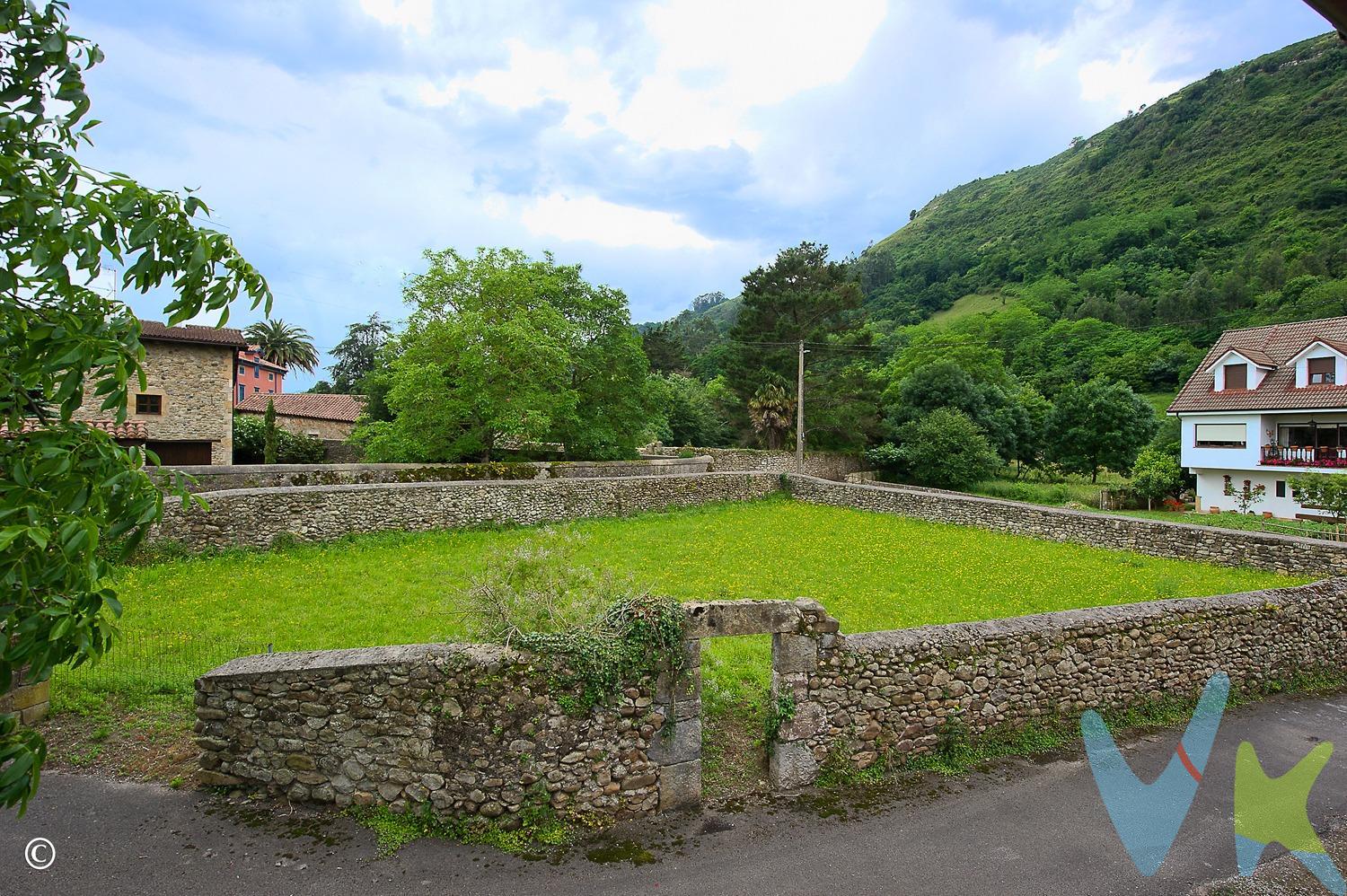 TERRENO EN CORVERA DE TORANZO. Este terreno, situado en pleno corazón de Corvera de Toranzo y con una superficie de 620 m2 te ofrece una oportunidad única para construir tu propio sueño. Perfectamente delimitada por un recio muro de piedra, que te brinda la privacidad y seguridad que buscas en un entorno tranquilo y pintoresco. Su edificabilidad del 0,70%, te permite tras cumplir con los requisitos de las normas urbanísticas de la zona, crear una impresionante edificación de hasta 10 metros de altura con tres plantas con lo que las posibilidades para su uso tanto residencial como para alojamiento hostelero son impresionantes. Además, Corvera de Toranzo es una ubicación privilegiada, con fácil acceso a servicios, tiendas y transportes. Disfruta de la tranquilidad del campo y de la vida rural. El futuro está en tus manos. Aprovecha esta oportunidad para materializar tus ideas y proyectos. 