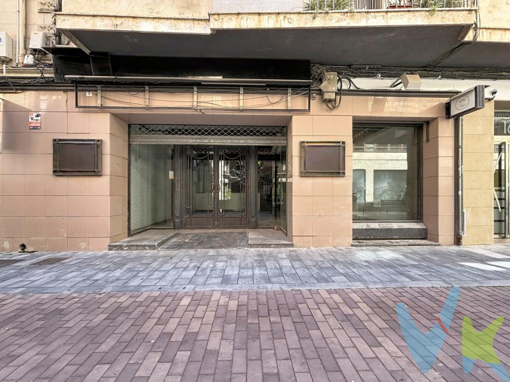 Posibilidad de alquiler con opción a compra. Local a reformar totalmente. Este local es, sin duda, una oportunidad inigualable para aquellos que buscan maximizar su negocio en una ubicación de prestigio. No pierda la oportunidad de visitar este espacio y dejarse inspirar por el potencial que ofrece. El momento de adquirir en la mejor ubicación de Tudela es ahora. Tome acción y planifique una visita para descubrir cómo este espacio puede convertirse en el epicentro de su éxito comercial. Se presenta una excelente oportunidad de adquisición de un amplio local en el corazón de Tudela. La proximidad a áreas residenciales y otros puntos de interés turísticos y culturales impulsa aún más su atractivo. Esta excelente ubicación no solo asegura un flujo continuo de potenciales clientes, sino que también incrementa el valor de la propiedad a largo plazo. El potencial de este espacio es ilimitado. Tanto si se planea abrir una tienda de moda, un restaurante, una oficina o cualquier otro tipo de negocio, las posibilidades son muy amplias. El propietario tiene a su disposición un lienzo en blanco para desarrollar su concepto en un entorno lleno de vida. Adjuntamos unas imágenes generadas y adaptadas con IA para mejorar tu experiencia.