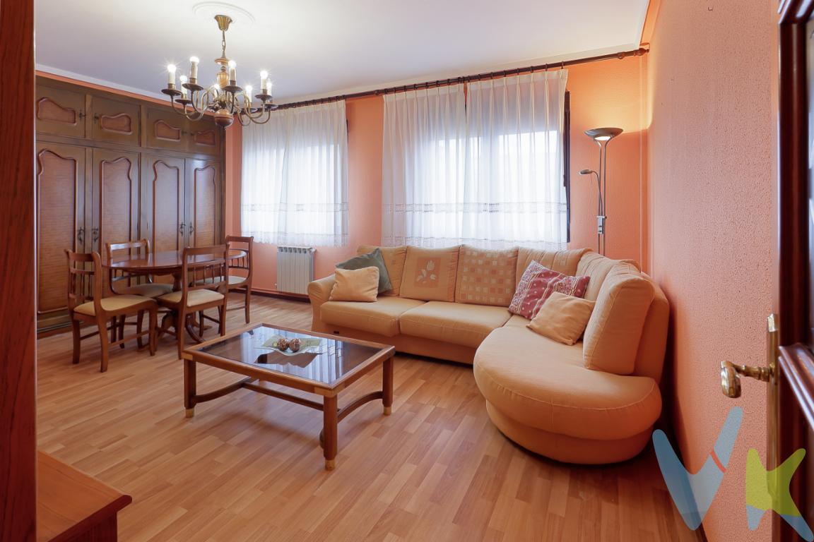  **Atención a los amantes de la comodidad y el buen vivir**: Se presenta una excepcional oportunidad de adquirir un piso en una de las zonas más demandadas de Gijón, Llano, que se alza como un enclave perfecto para establecer su nuevo hogar. Este inmueble, situado en la quinta planta de un edificio bien conservado ofrece el equilibrio ideal entre funcionalidad y confort.                                                                                                                                                               Este espacioso piso de tres habitaciones es un verdadero hallazgo. Su distribución optimizada garantiza el aprovechamiento total del espacio, proporcionando ambientes acogedores y luminosos. Cada rincón ha sido diseñado para ofrecer la máxima practicidad, haciendo de este lugar la residencia perfecta para familias o para quienes aprecian la amplitud.Las tres habitaciones destacan por su generosidad de espacio, permitiendo que el descanso y la serenidad sean parte de la rutina diaria. Grandes ventanales no solo garantizan una excelente iluminación durante todo el día, sino que también ofrecen vistas despejadas de los alrededores. Tanto el confort como la funcionalidad han sido considerados en cada detalle de este hogar.Para su mayor comodidad, este edificio cuenta con ascenso grande de 6 plazas facilitando el acceso sin ningún esfuerzo adicional. La ubicación del inmueble es privilegiada, con paradas de autobús cercanas que aseguran la conexión rápida y eficiente con el resto de la ciudad. Todo lo que necesita estará a su alcance sin necesidad de desplazamientos complicados.La zona de Llano es reconocida por su ambiente familiar y su amplia oferta de servicios y comercios. Desde supermercados hasta parques y centros educativos, todo se encuentra a solo unos pasos. La vida urbana nunca ha sido tan accesible y equilibrada.Encontrar este tipo de oportunidades en Gijón es excepcional. Este piso en Llano no solo es una inversión, sino también un espacio donde construir recuerdos valiosos. Cada estancia ha sido pensada para ofrecer calidez y funcionalidad, haciendo de este lugar el hogar que siempre soñó.Por todo esto, visitar este inmueble es un paso imprescindible para cualquiera que busque calidad de vida en Gijón. Contemplar su distribución, experimentar la agradable sensación que ofrecen sus espacios y descubrir la tranquilidad de la zona garantizarán que se enamore de esta propuesta única. No deje pasar esta oportunidad de vivir en uno de los lugares más cotizados de la ciudad.Póngase en contacto y descubra lo que podría ser su nuevo hogar. Estamos a disposición para concertar una visita y brindarle la atención personalizada que merece. Este piso promete ser una de las adquisiciones más inteligentes que pueda realizar.Consulta nuestras reseñas en Google y descubre por qué tantos clientes confían en nosotros.El precio NO incluye: Impuestos, gastos de Notaría, registro y honorarios de los servicios contratados por los compradores a la Agencia Inmobiliaria.A título orientativo, en segundas transmisiones, el comprador abonará el Impuesto sobre Transmisiones Patrimoniales (ITP). Para consultar los porcentajes del ITP en Asturias puede hacerlo a través de la web oficial de servicios tributarios del Principado de Asturias https://sede.tributasenasturias.es/sites/sede/default/es_ES/Que-quieres-hacer/Transmisiones-Patrimoniales-y-AJD. La base imponible será el mayor valor entre precio de compraventa, tasación o valor de referencia catastral. Gastos de notaría y registro según aranceles variables según precio, número de copias y complejidad.El comprador escoge libremente notario. El vendedor asume la plusvalía y el resto de gastos son del comprador. Si se precisa hipoteca: Tasación, condiciones y costes bancarios según entidad elegida por el comprador; así como los gastos de gestoría y cualesquiera otros inherentes a la formalización de la compraventa. De acuerdo con la ley, no se incluyen en el precio otros gastos o tributos que legalmente correspondan al comprador. Honorarios de intermediación inmobiliaria a cargo del vendedor.El consumidor tiene derecho, conforme a la normativa vigente, a disponer de información y documentación adicional relativa al inmueble y condiciones de la compraventa, accesible en la sede física de la Agencia Eurocasa Gijón, en Santa Doradía, nº 14-Bajo, en Gijón, o a través del correo electrónico info@eurocasagijon.com. La agencia actúa exclusivamente como intermediaria en la operación. Cualquier compraventa y sus condiciones quedan sujetas en todo caso a la aceptación expresa del vendedor del inmueble y a la posterior formalización del correspondiente contrato. El presente anuncio tiene carácter meramente informativo; la información suministrada se corresponde con la disponible a la fecha de publicación, pudiendo variar en función de las circunstancias o actualizaciones legales, contractuales y fiscales.  